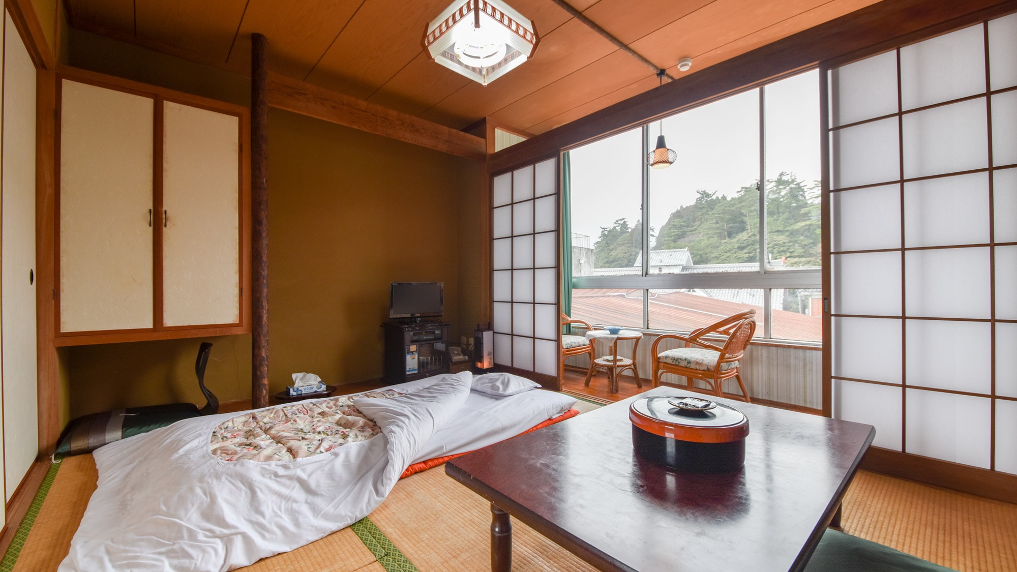 *[Japanese-style room, 6 tatami mats] Start your morning with the natural light streaming in through the window!