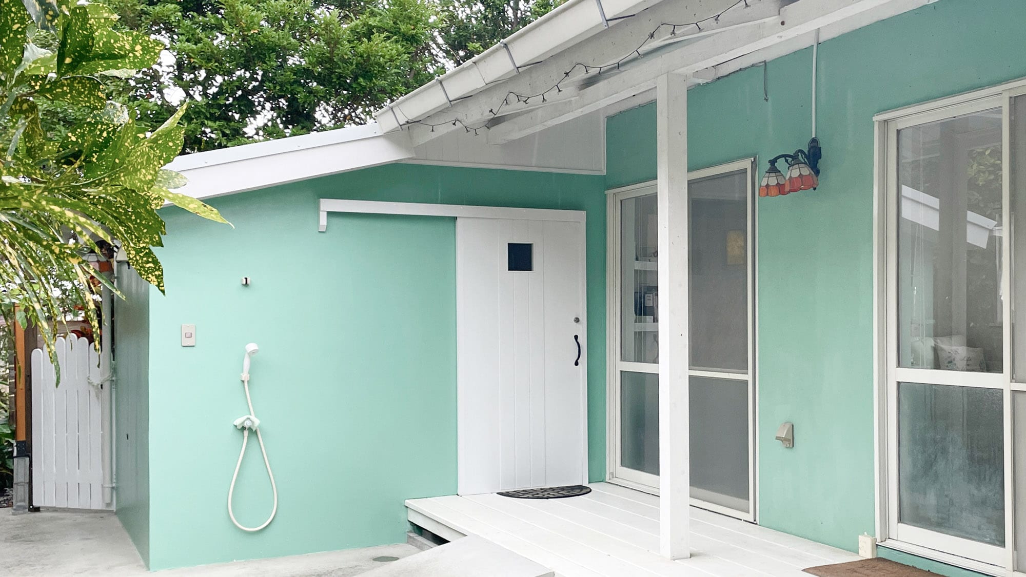 ・[Exterior] There is an outdoor shower, so you can wash your sandy feet before going inside.