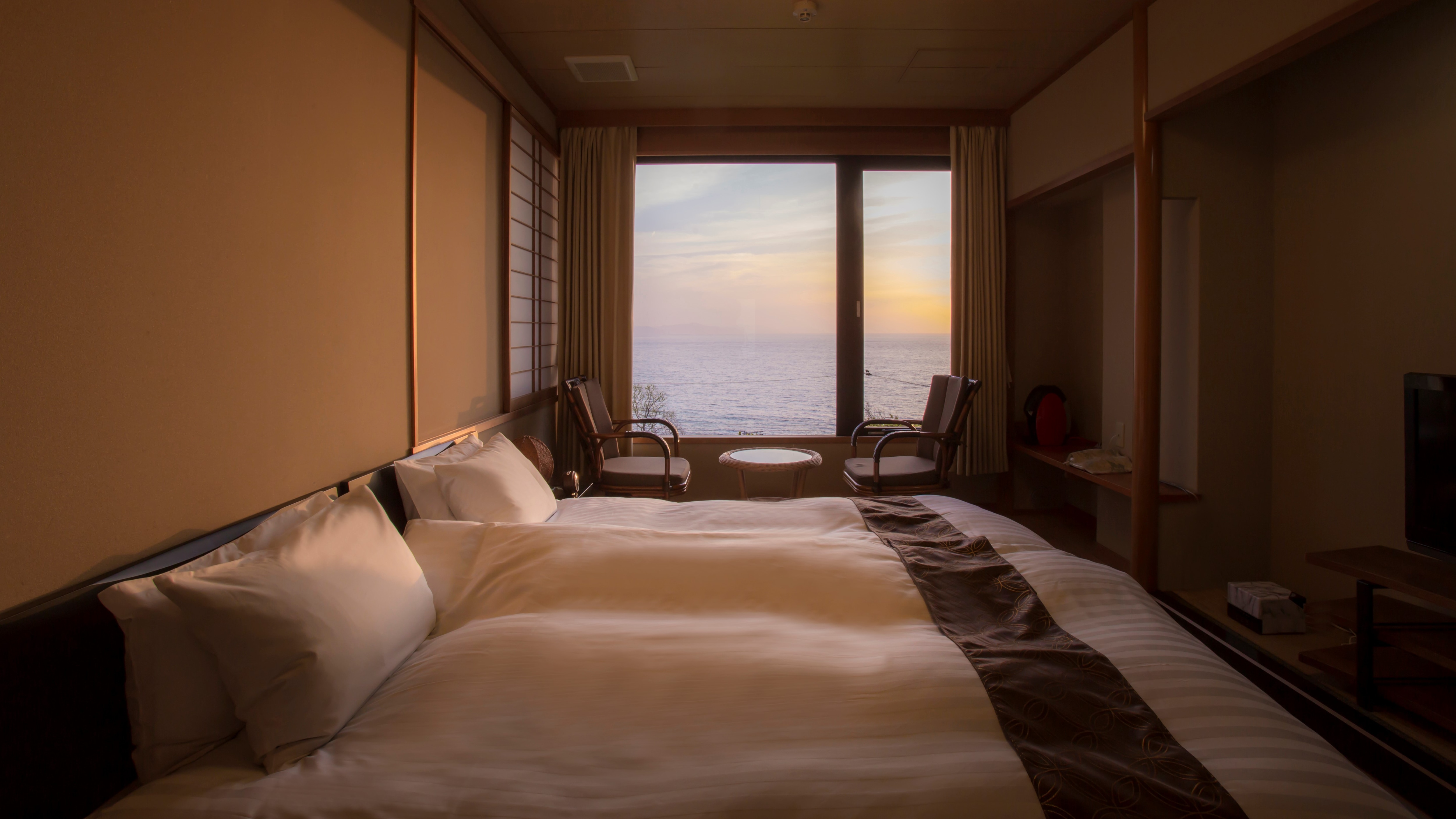[1st floor: Shiotei] A Japanese-Western style room with a king-size bed and a relaxing view of the evening view.