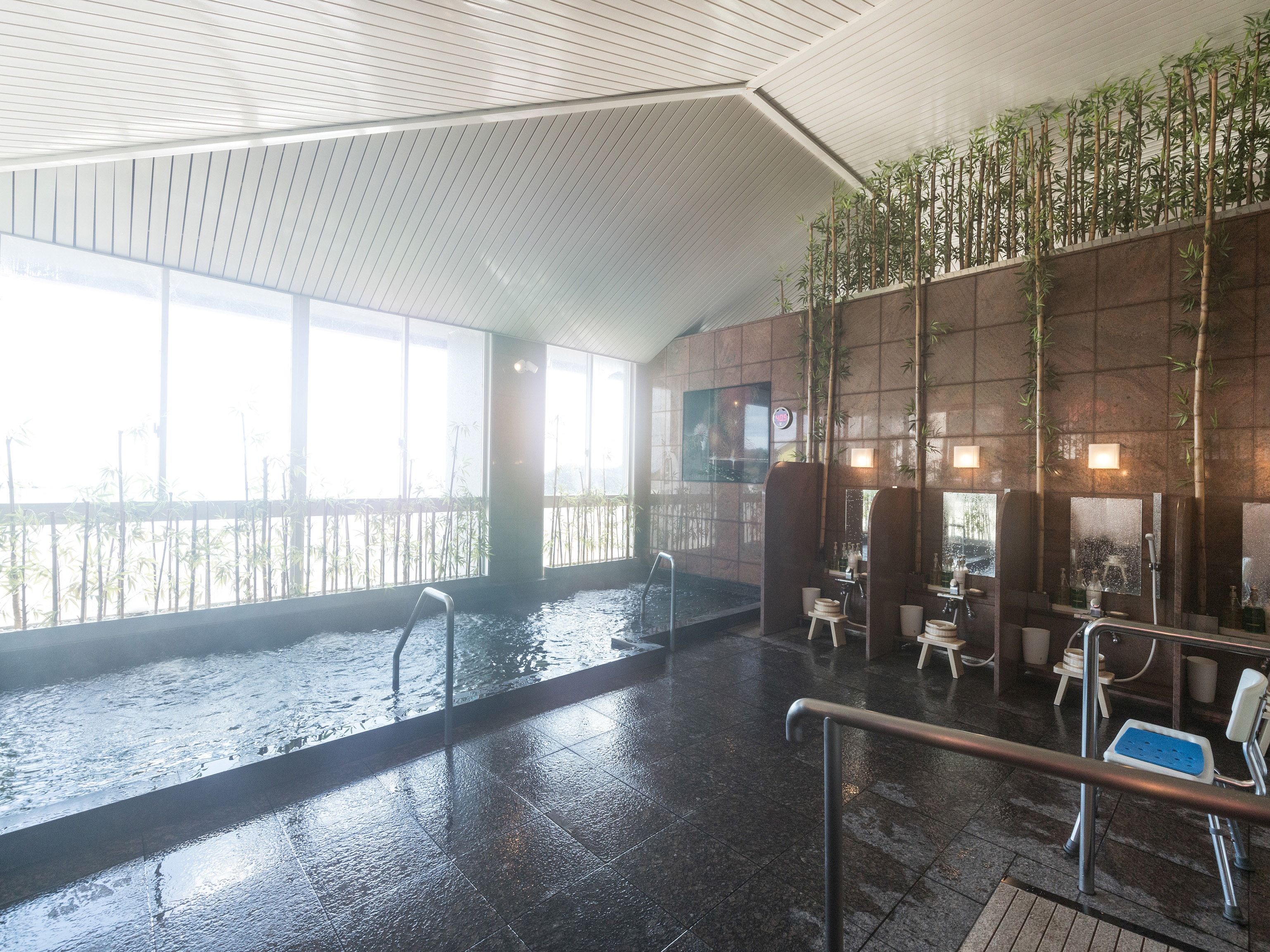 A large bath overlooking the Kumano Sea