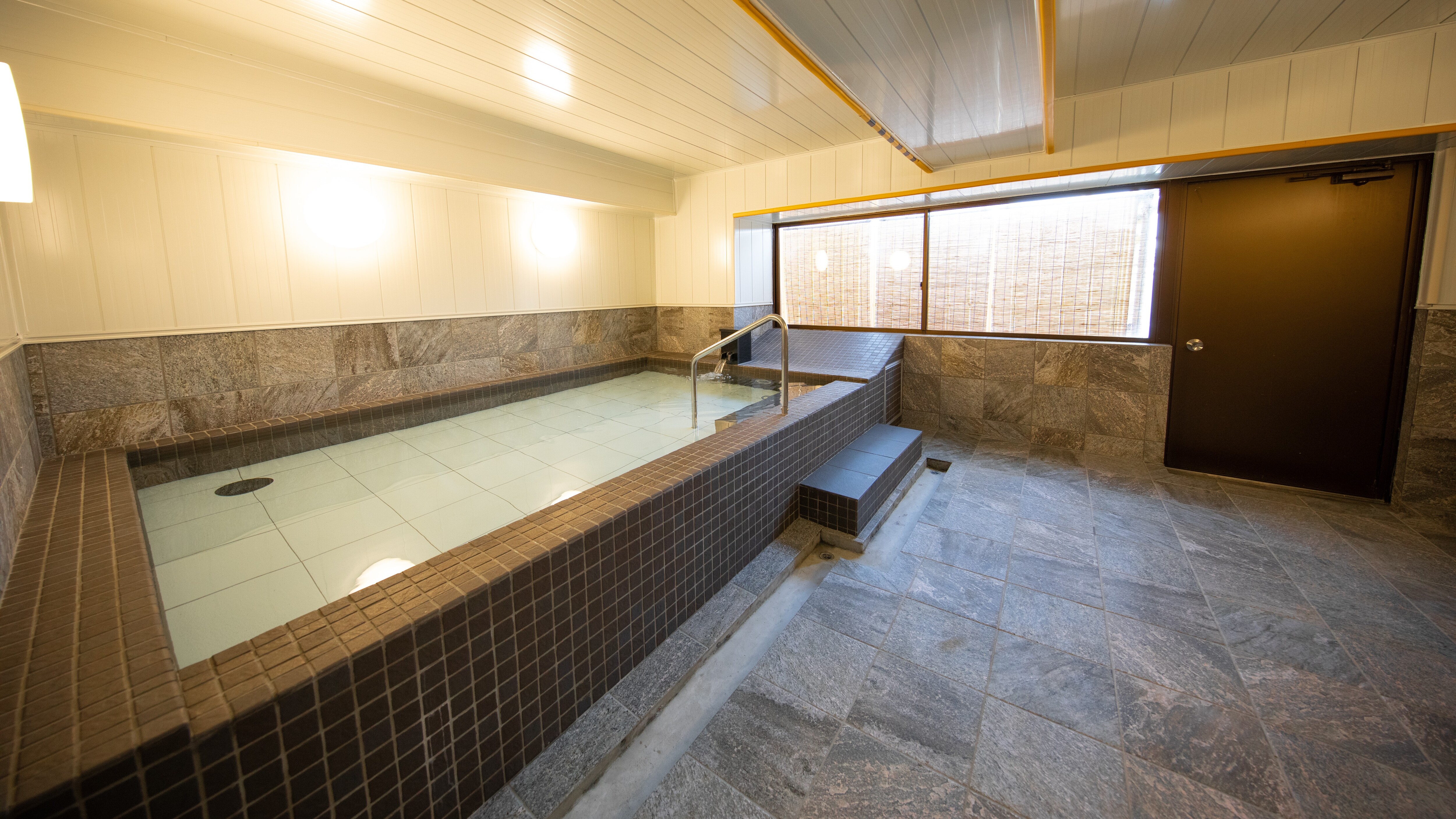 (16: 9) Large communal bath