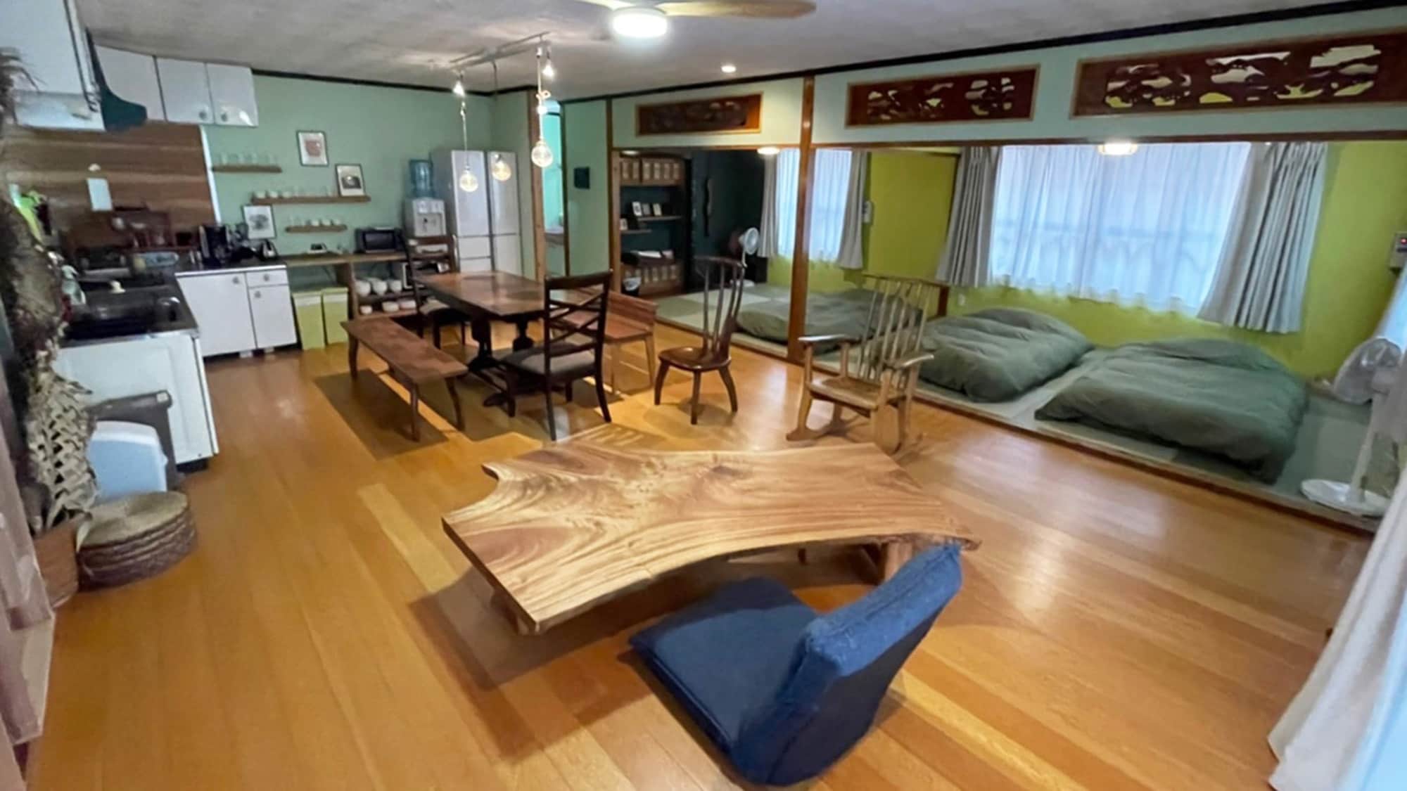・[Living/dining room] A spacious space surrounded by the gentle warmth of wood