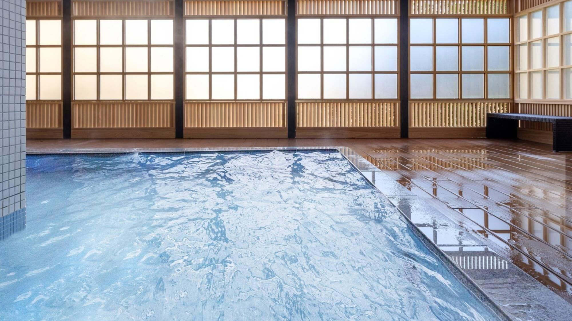 [Semi-open-air bath]