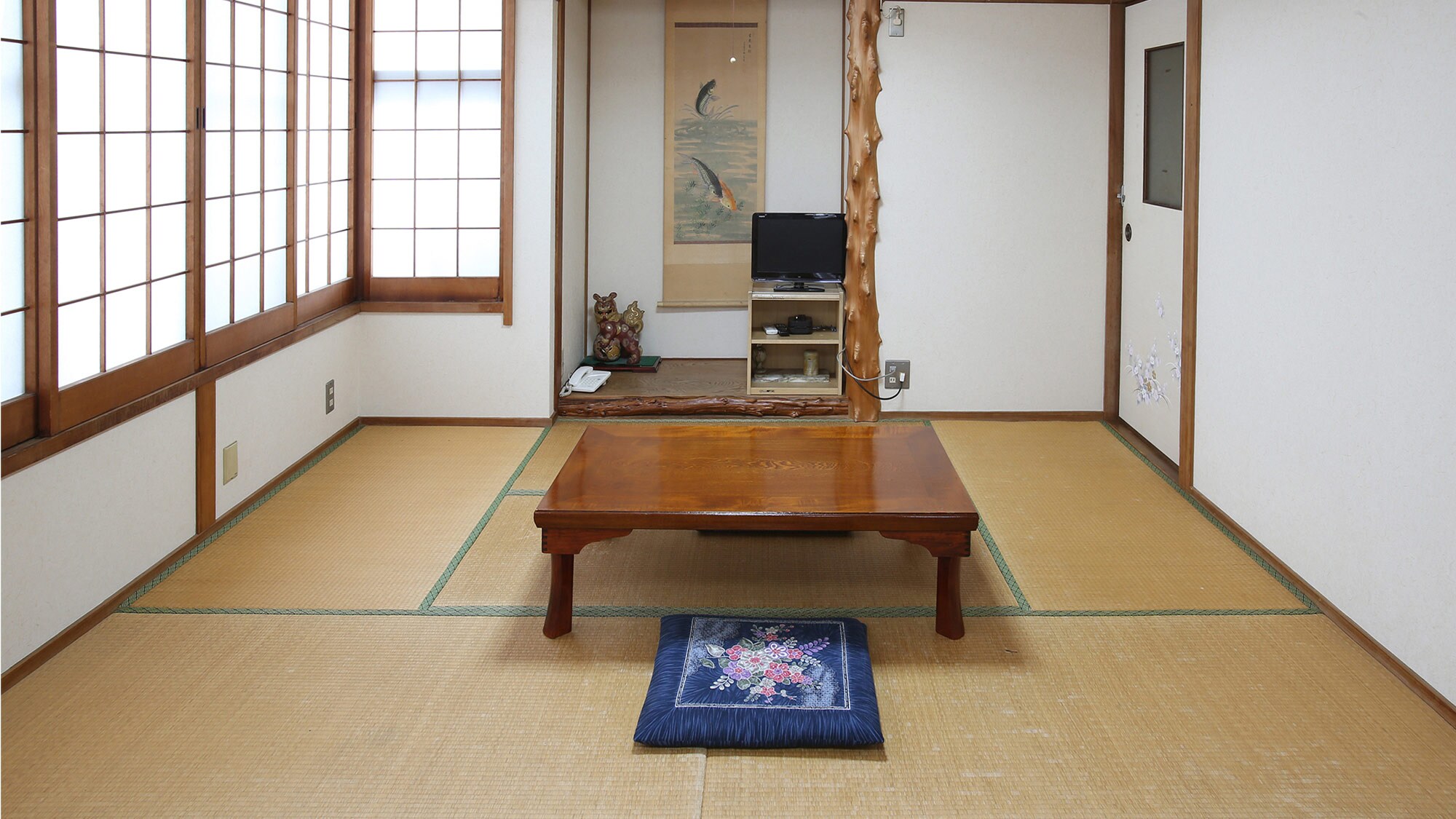 ・ Japanese-style room 10 tatami mats