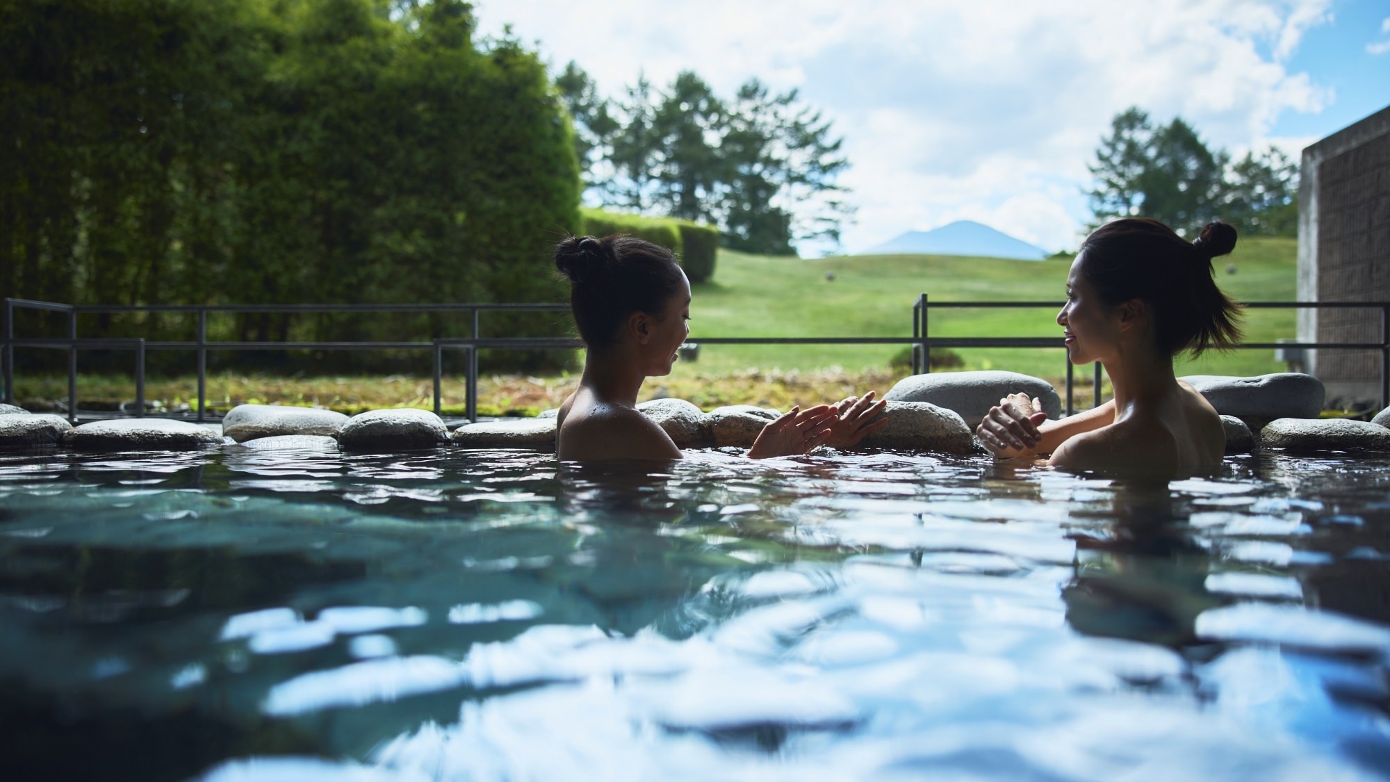 Bồn tắm nước nóng lớn, bồn tắm ngoài trời