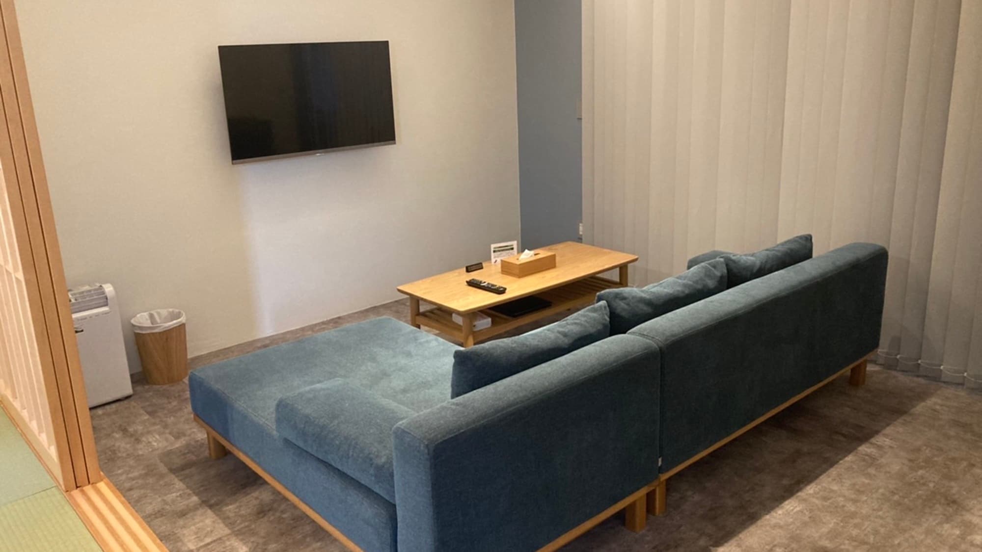 *[Example of a guest room] Living room/You can sit back and relax on the large sofa.