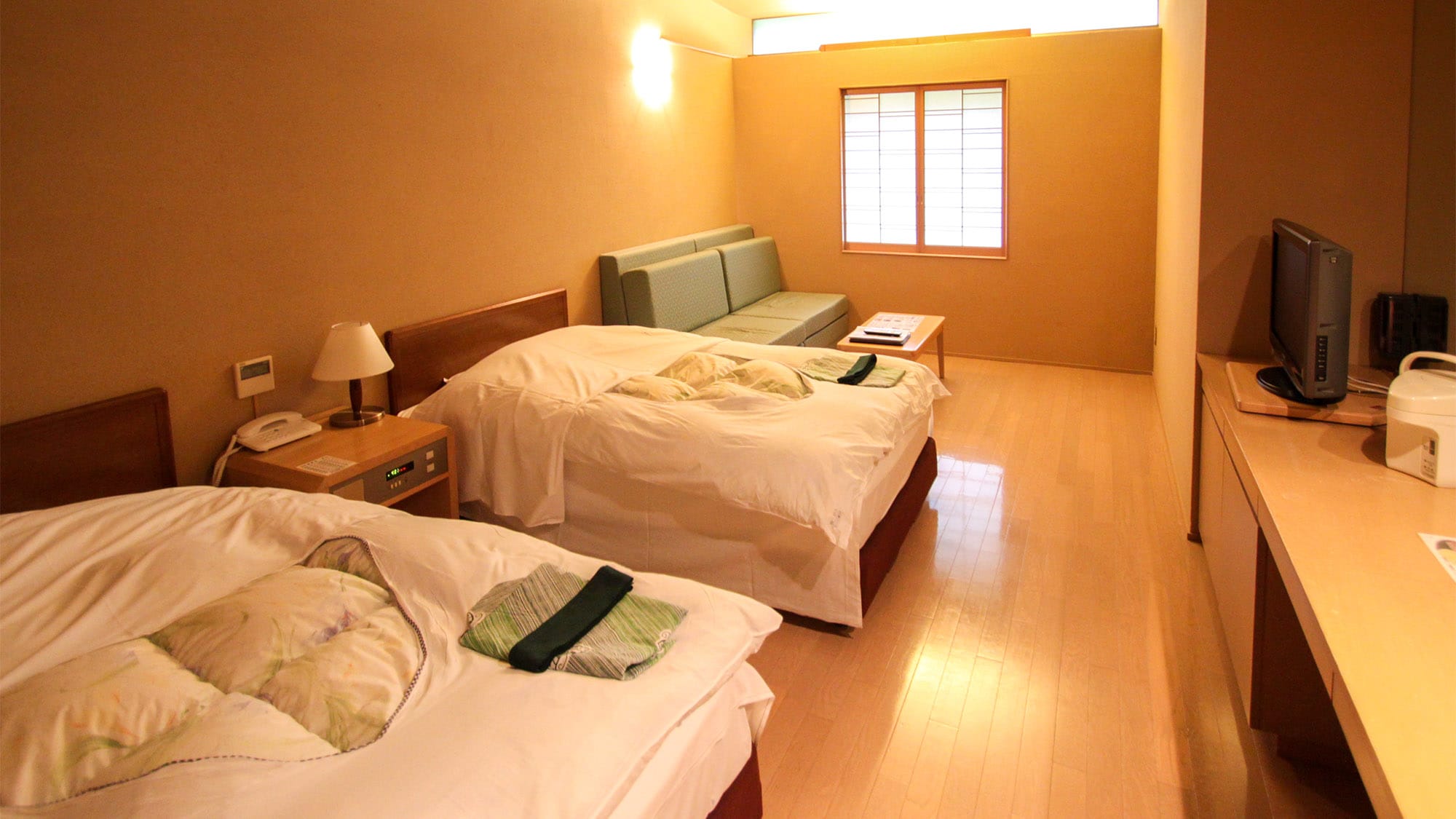 ・Western-style room: Equipped with a TV, air conditioning, sofa, kettle, etc.