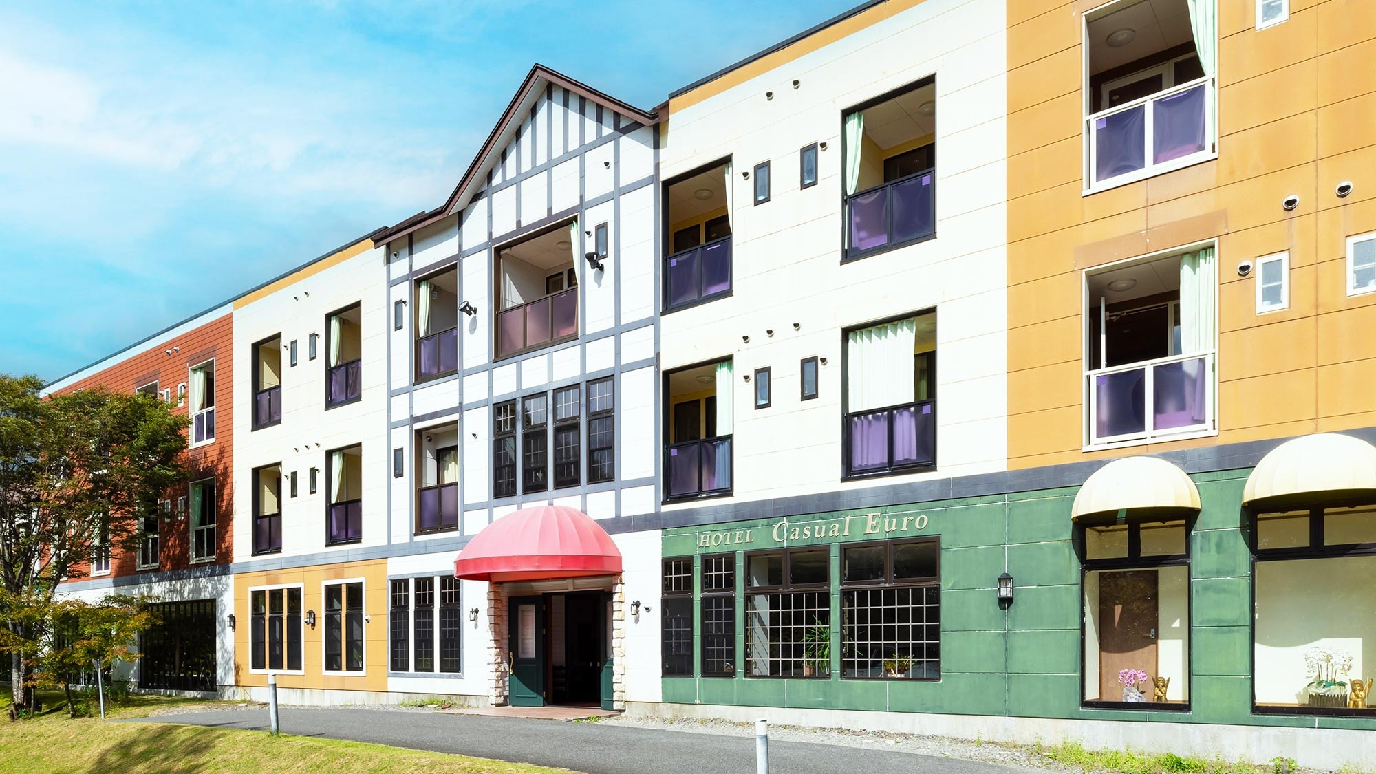 [Exterior] Located about a 5-minute drive from JR Nikko Station or Tobu Nikko Station, the colorful exterior exudes an exotic atmosphere and is sure to catch your eye.