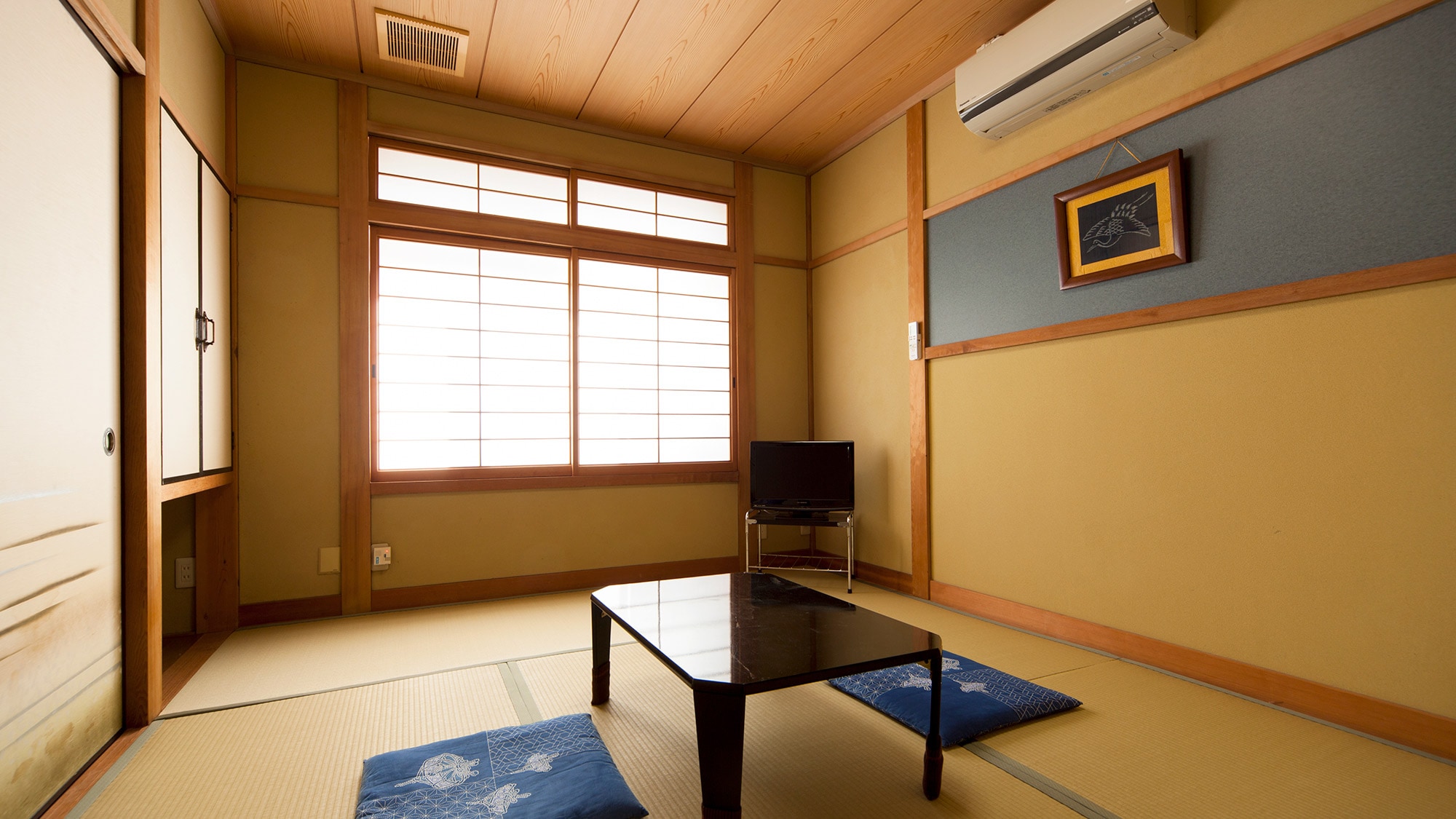 ・ Japanese-style room 6 tatami mats Example: For staying with a small number of people