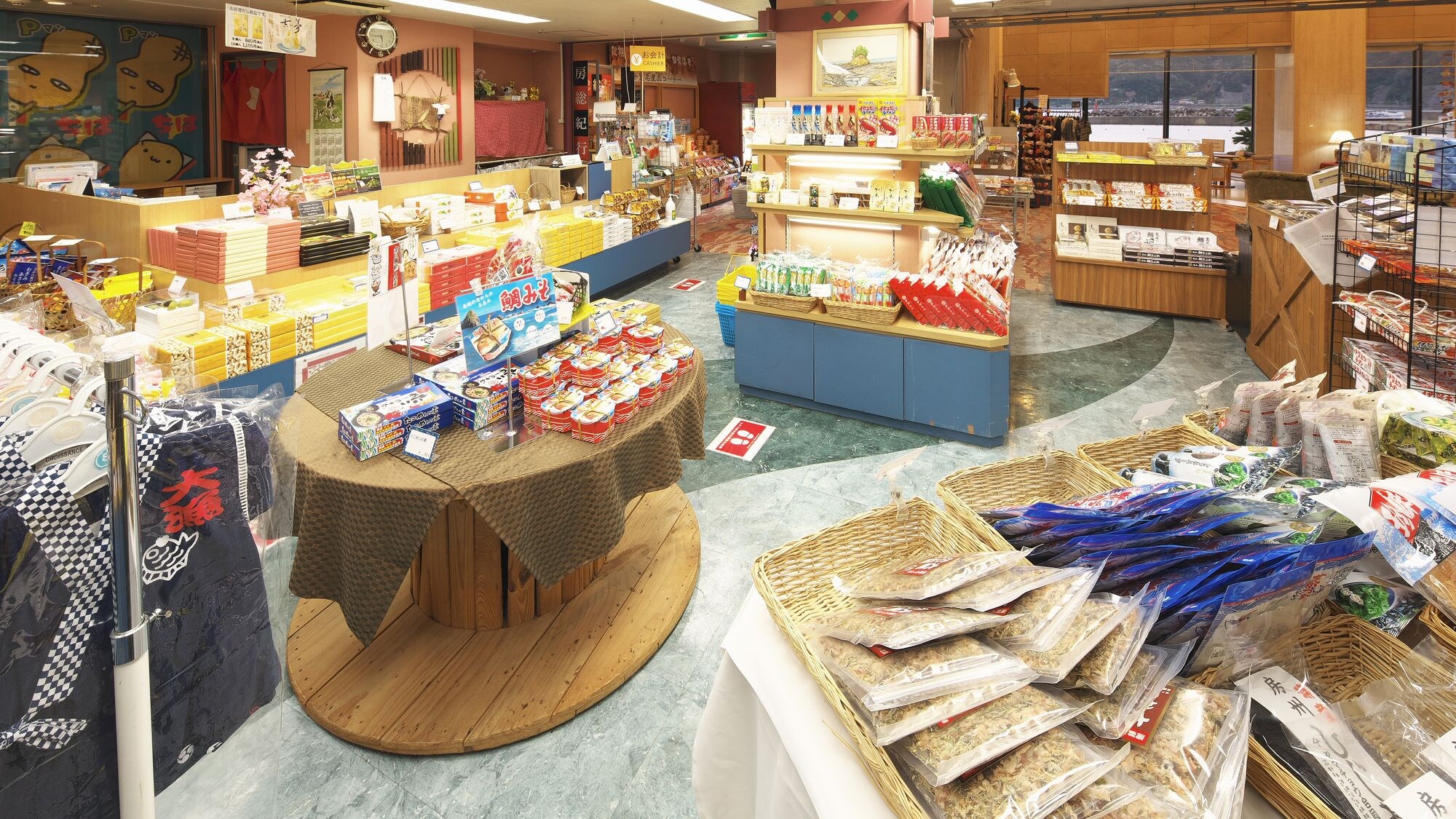 [Souvenir Shop/Ryugujo] We have a wide selection of Chiba's specialties.