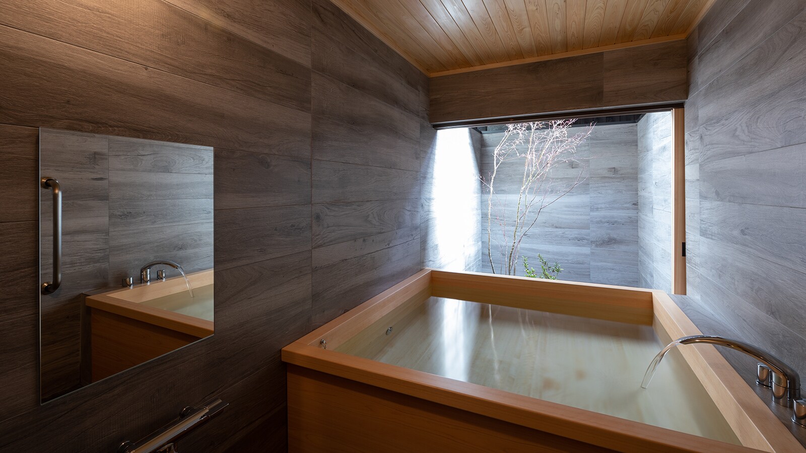 Bathroom (Bettei Kazami)
