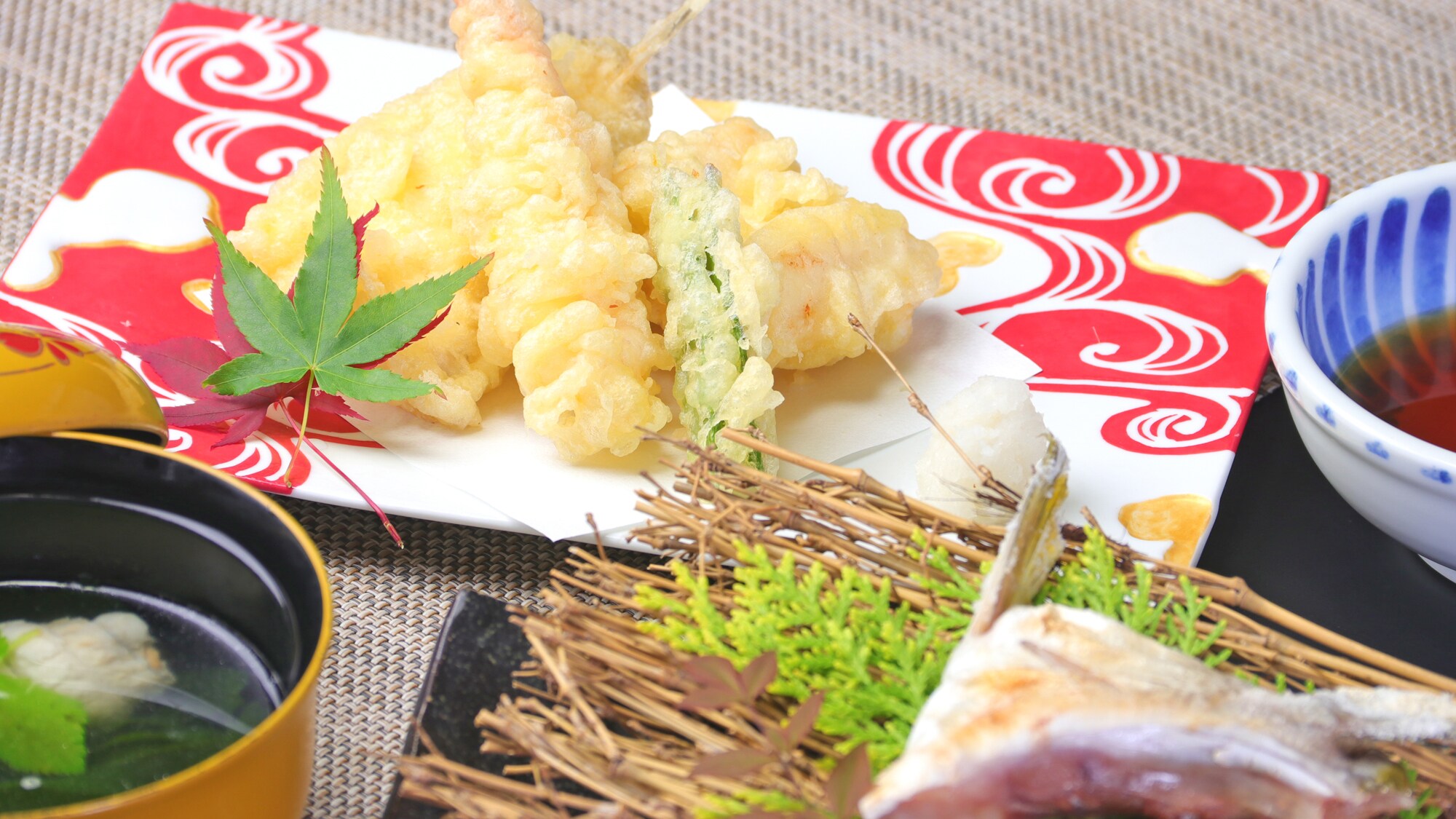 [Food image] Crispy tempura and grilled fish