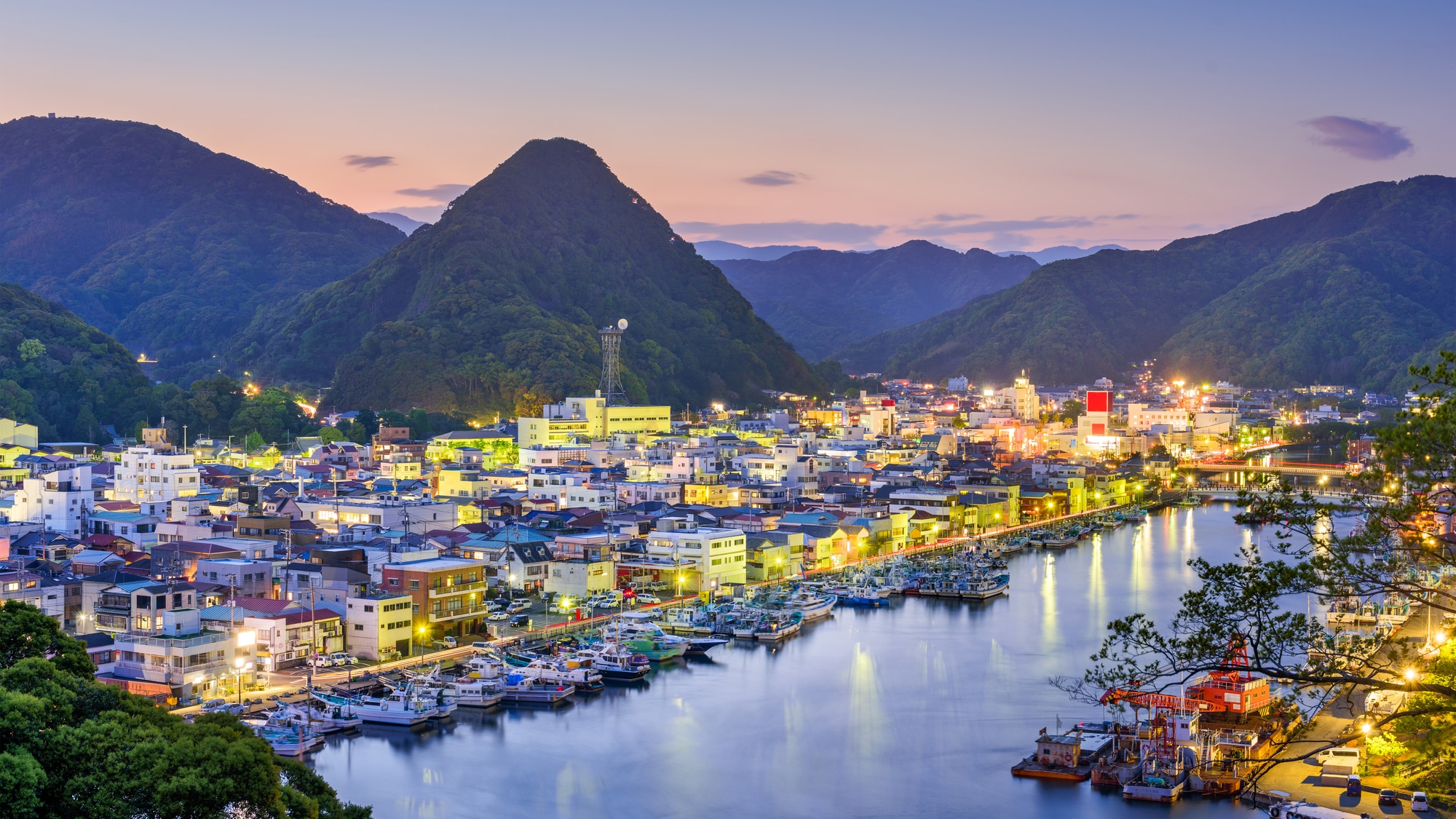 The scenery of the town of Shimoda. One piece that looks like a jewel box