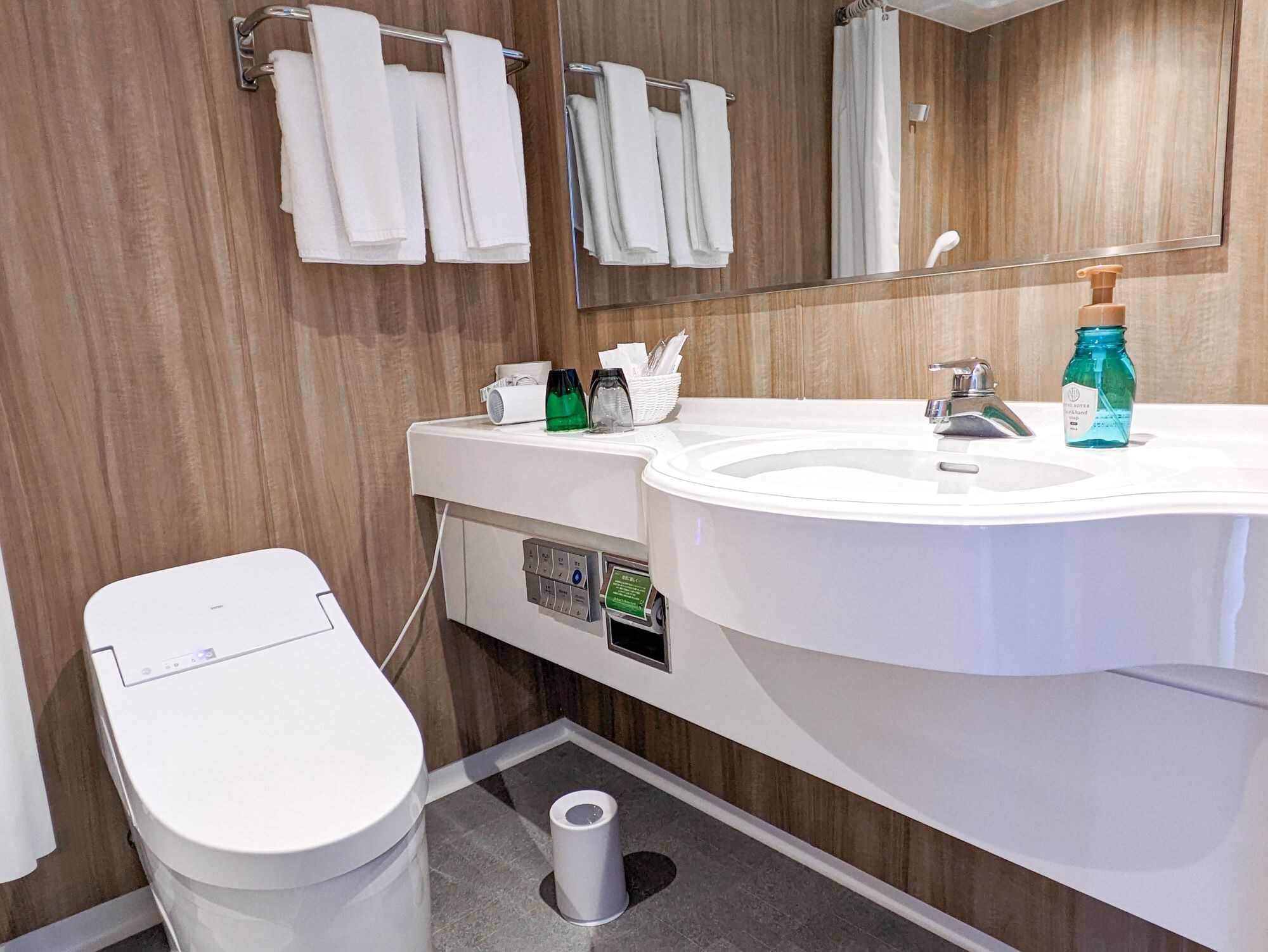 Deluxe King Unit Bath①