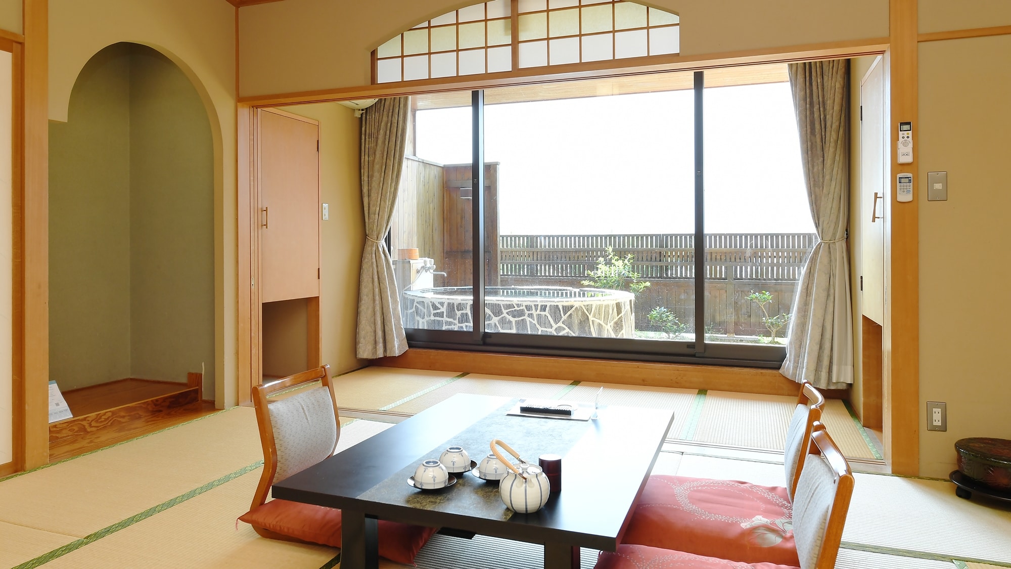 [Guest room with open-air bath] Please relax and relax while looking at the scent of wild flowers swaying in the wind and the male figure of the clouds going through the sky ♪
