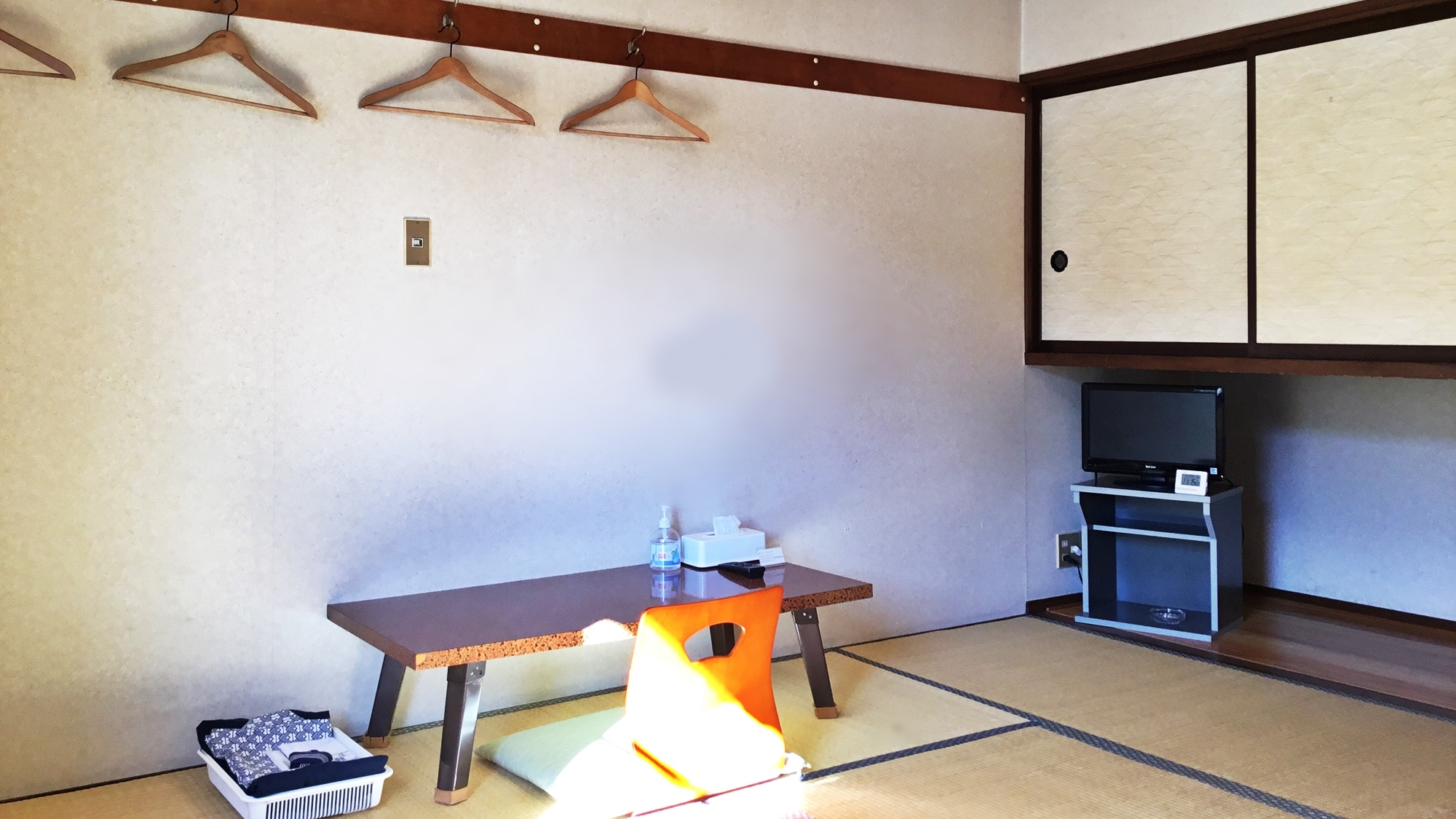 *[Example of a guest room] Japanese-style room (8 tatami mats): Amenities, disinfectant alcohol, etc. are always available.