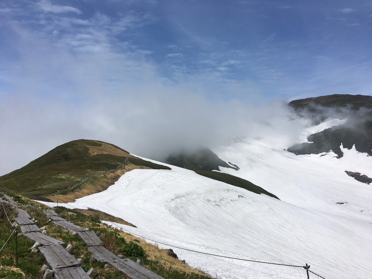 初夏殘雪的月山