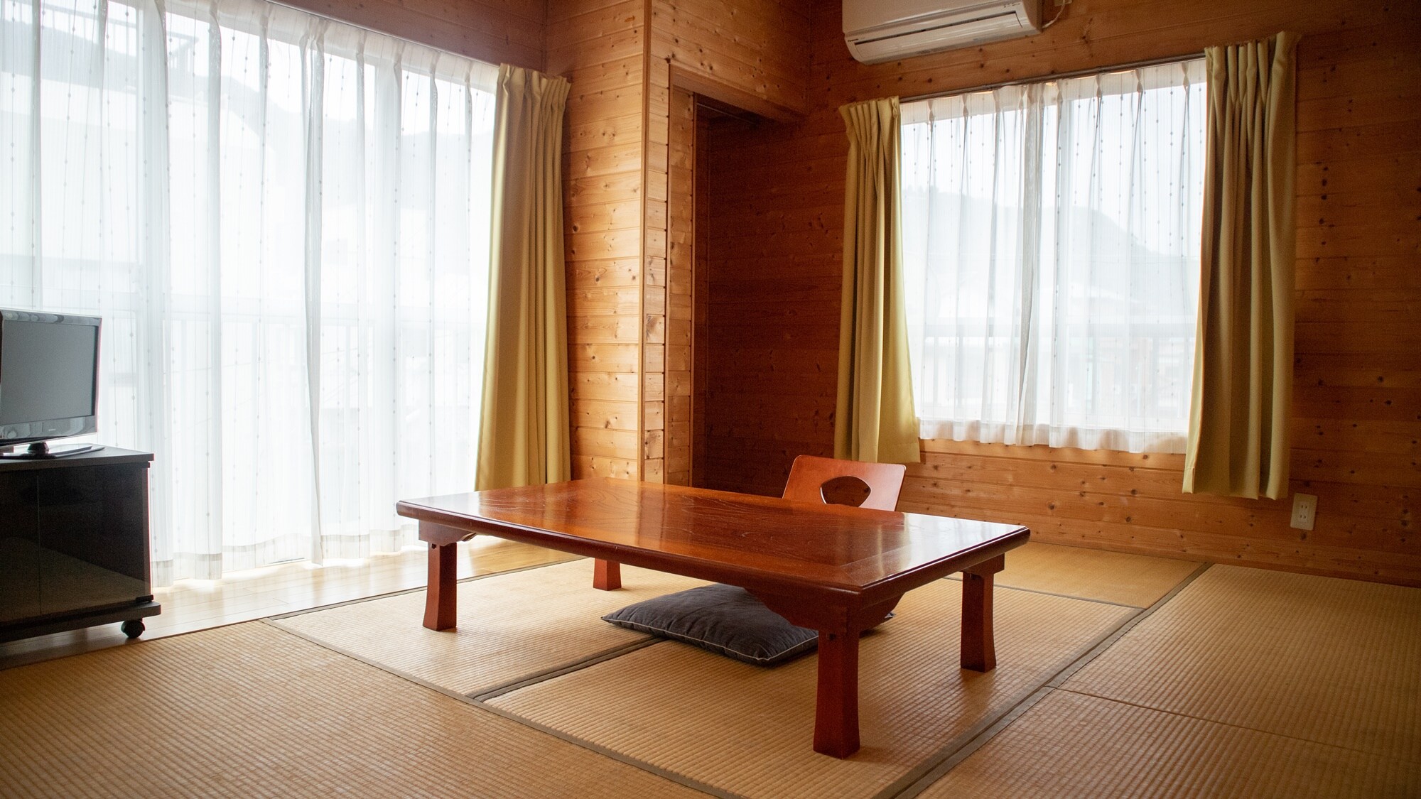 *[Example of a Japanese-style room / 6 tatami mats + 6 tatami mats] The room has a simple structure. Stretch your legs and relax.