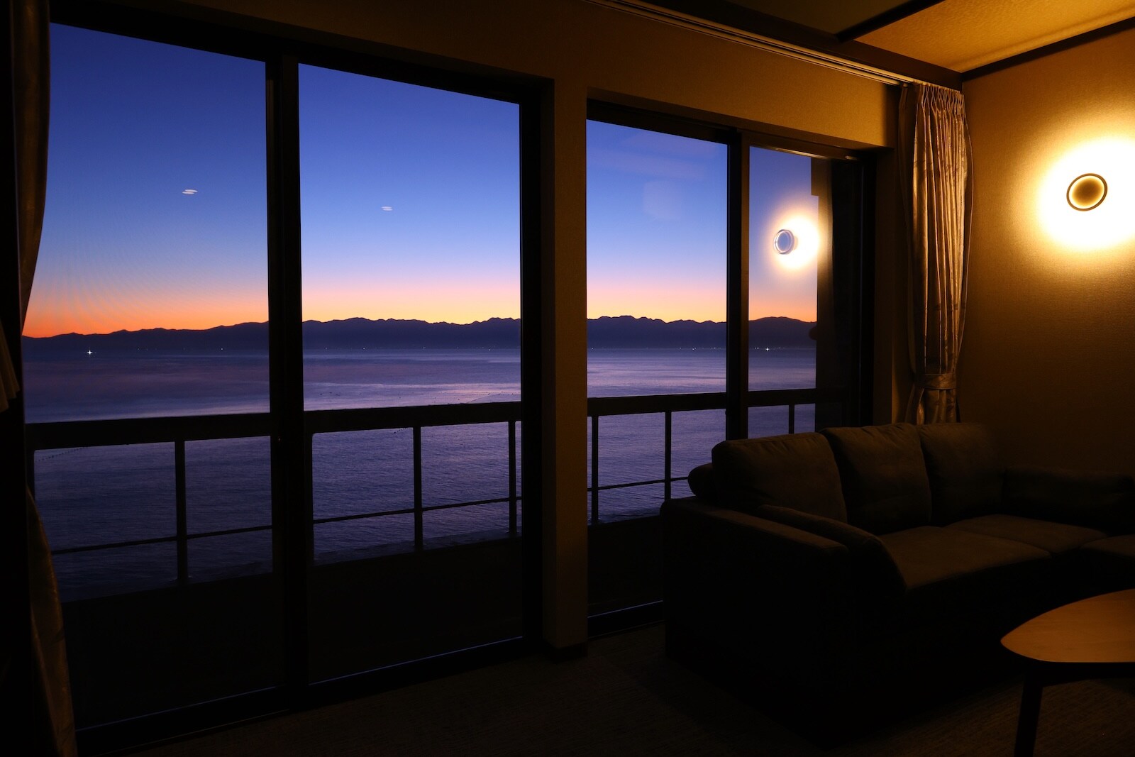 【新開幕】日式現代風格C房，從房間和浴室均可欣賞富山灣和立山山脈美景。