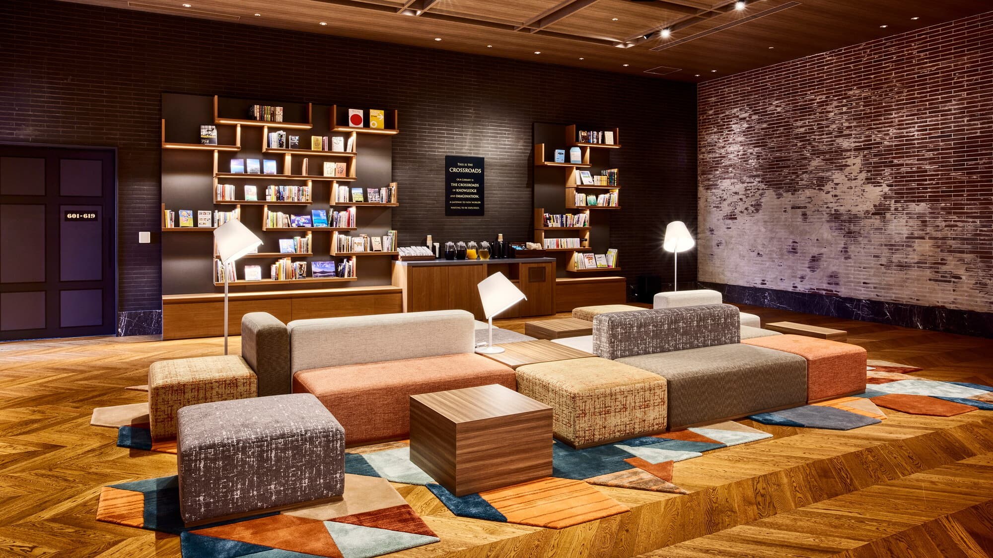 THƯ VIỆN | ngã tư đường | Thưởng thức việc đọc sách trong khi thư giãn trên ghế sofa.