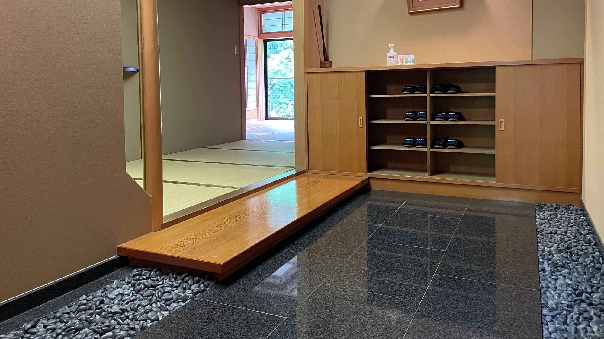 【私人客房】 入口看起来像一家日本餐厅。将行李放在台阶上即可宽敞地使用房间。