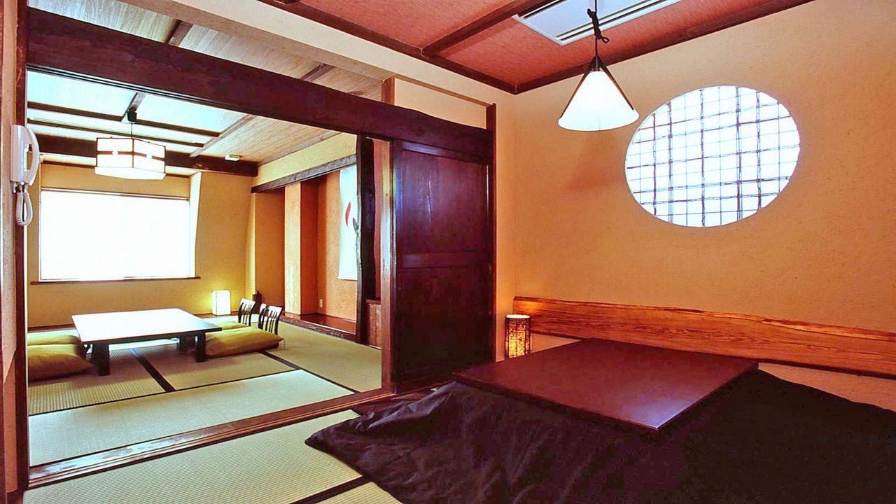 Main room 10 tatami mats + next room sunken kotatsu (Ryuran)