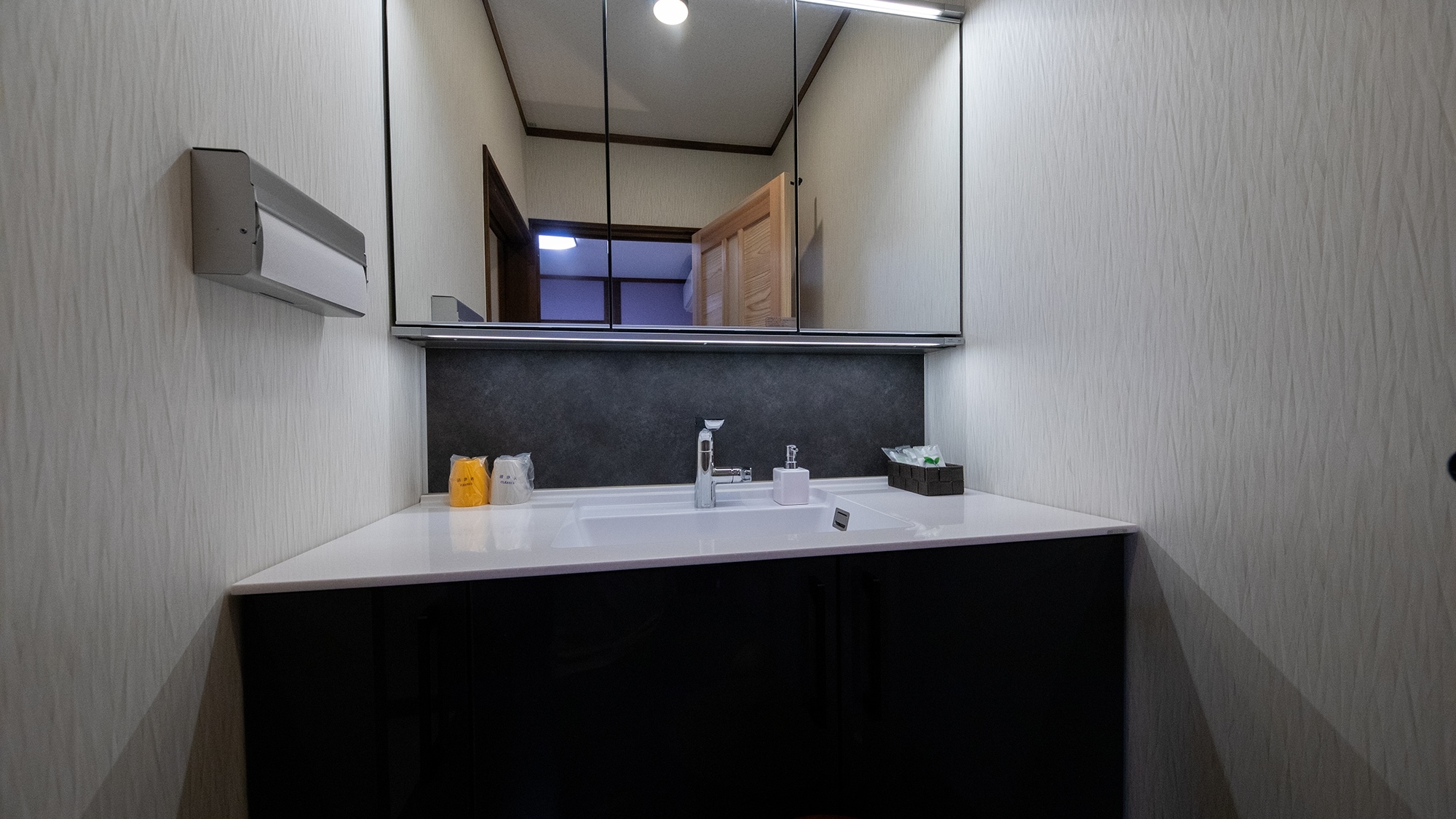 [Ayame] Main house 1st floor_Japanese-style room 6 tatami mats + Western-style room 4.5 tatami mats, washstand