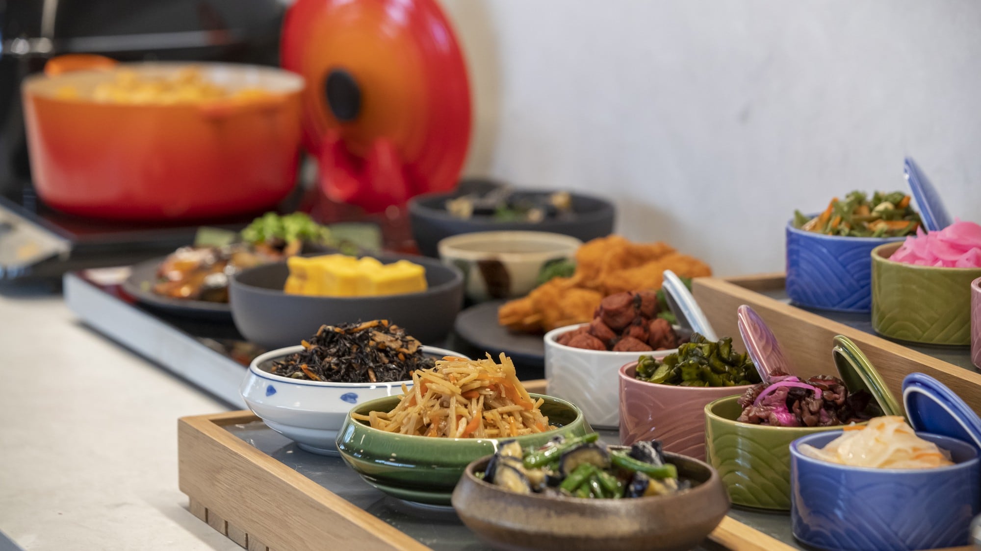 We have a wide variety of spicy chicken curries and classic Japanese and Western dishes, including Nagoya food.
