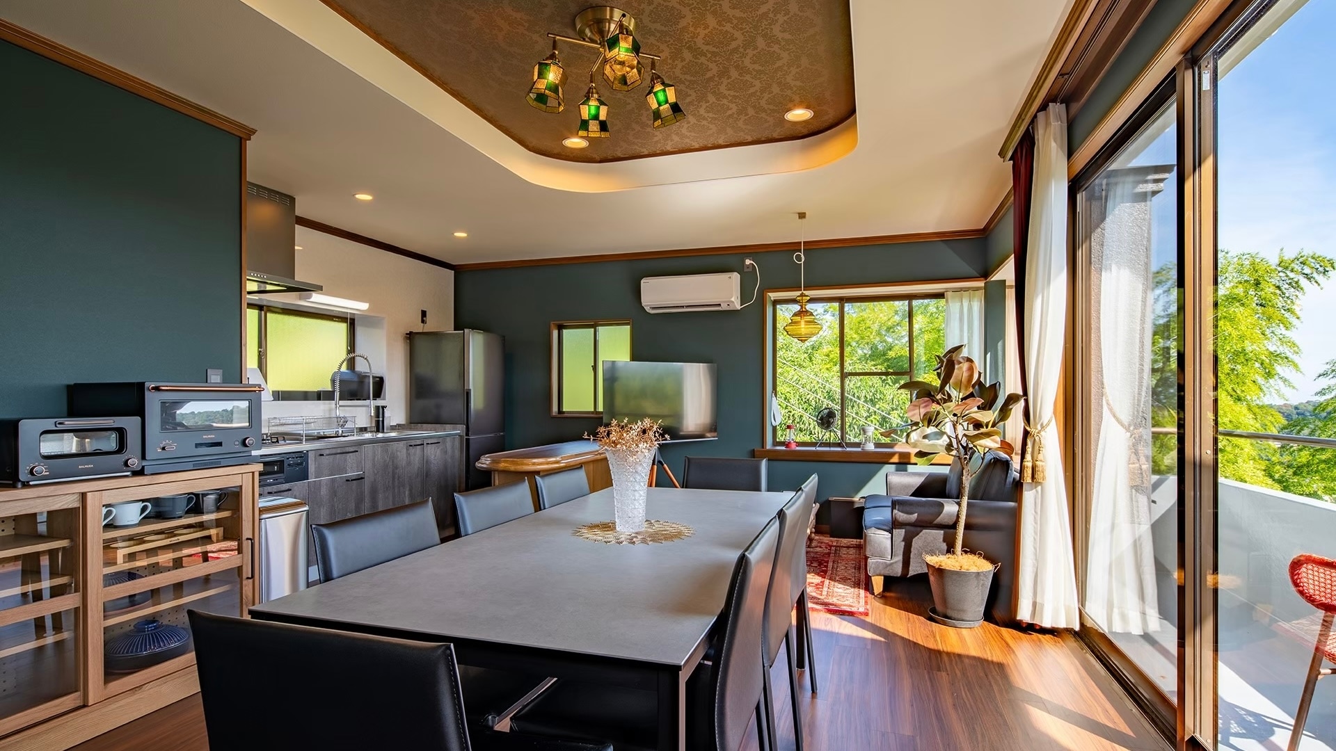 <Dining> A dining room overlooking the forest, sky, and sea of Ito. Enjoy a meal or tea time with loved ones.