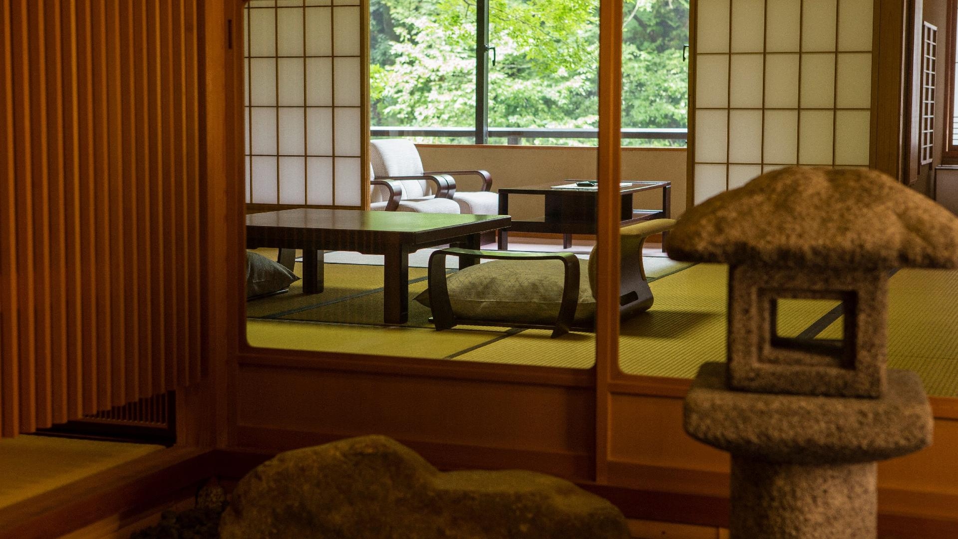 An example of a guest room with a tsubo garden