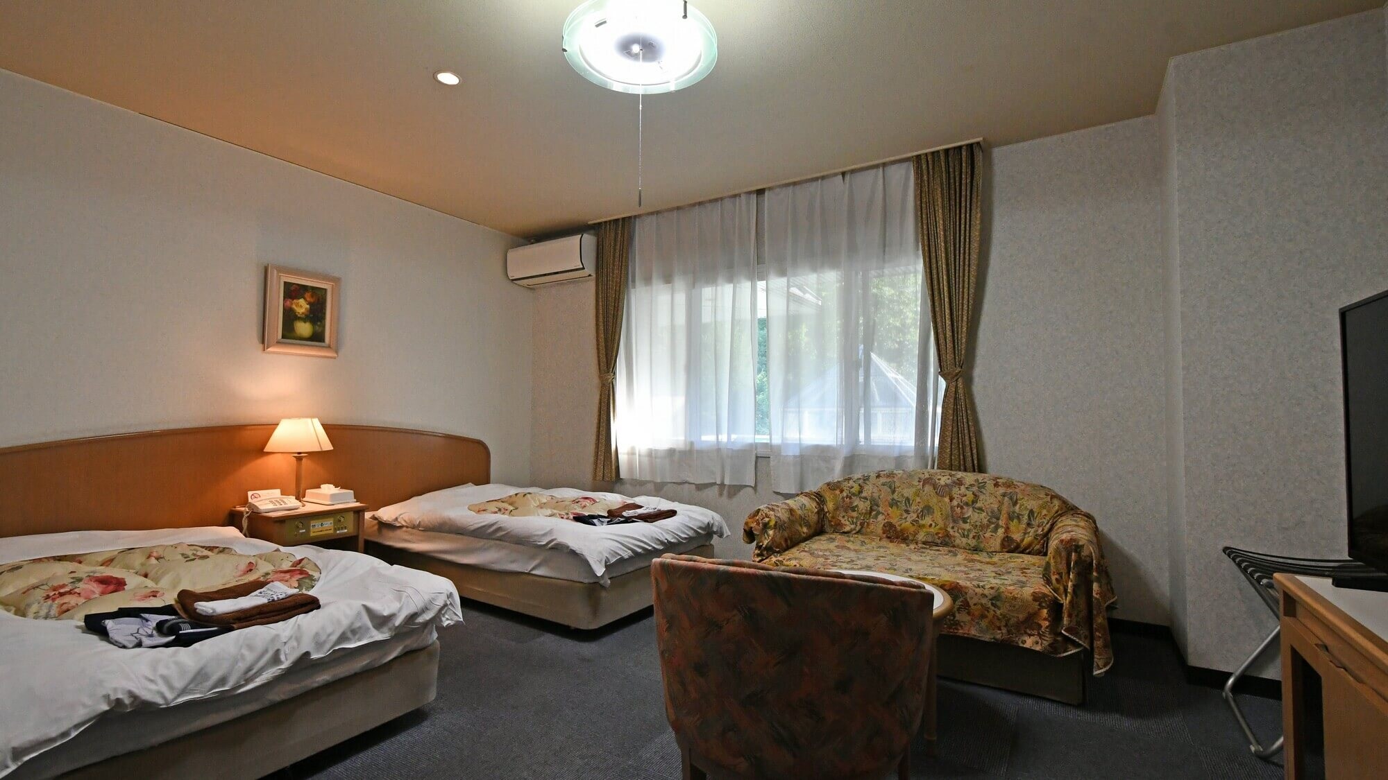 [Western-style twin room] A spacious twin bed allows you to relax comfortably in this Western-style room. It also comes with a convenient bathroom and toilet.