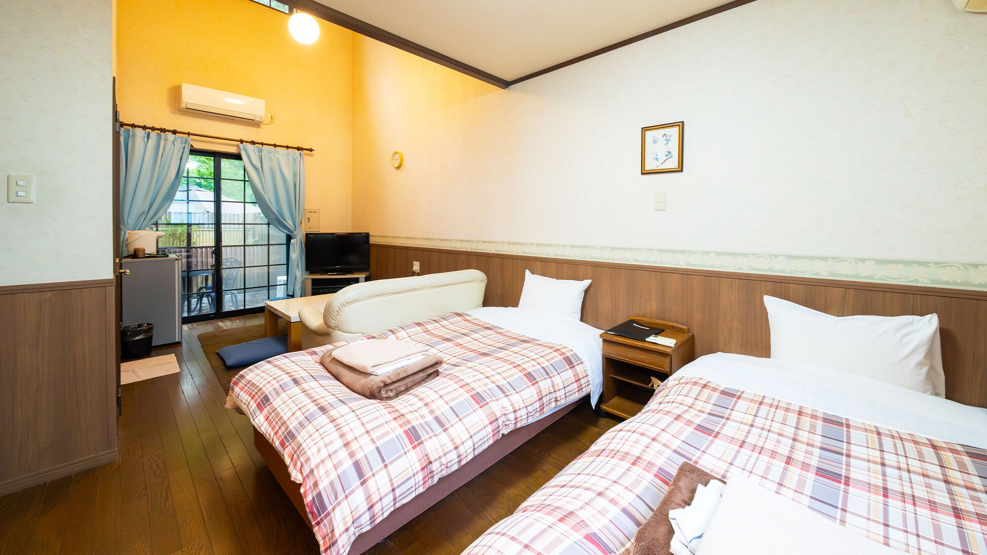 [Kamar bergaya Barat Maisonette / Kamar tamu dengan kamar mandi taman terbuka] Kamar ini dapat menampung empat orang dan memiliki dua tempat tidur di setiap lantai.