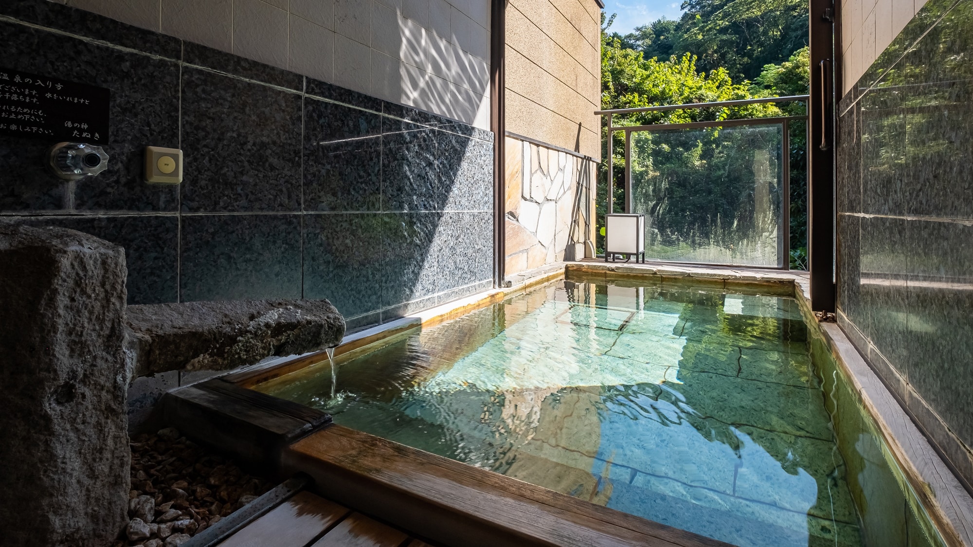 [Type C: Hydrangea] You can enjoy the open-air bath and feel the outside breeze directly from the indoor bathtub.