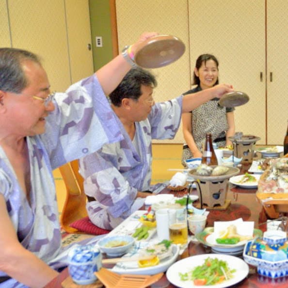 Customers who open the lid of grilled shellfish