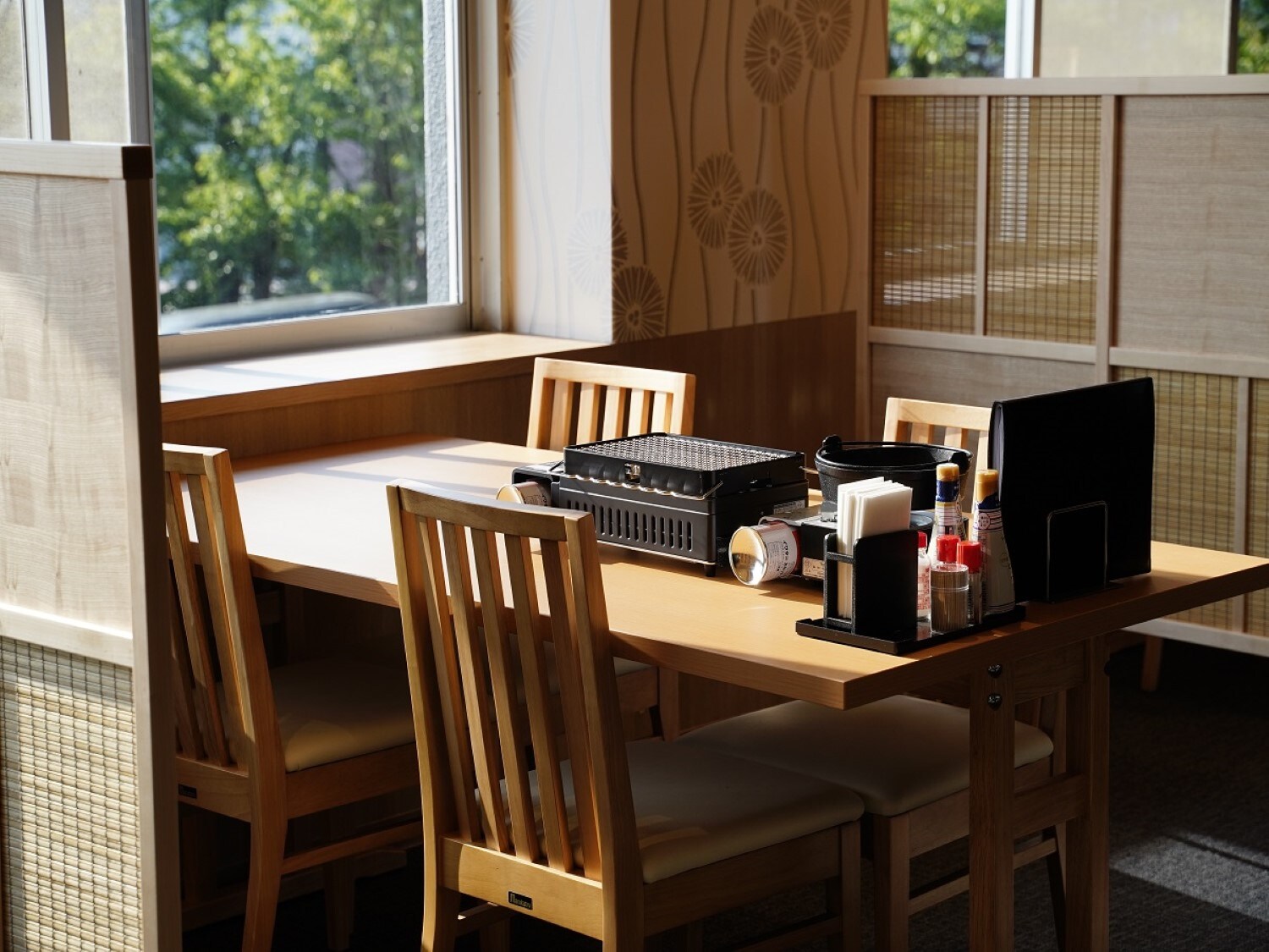 [Nhà hàng] Có một chỗ ngồi cạnh cửa sổ dành cho bốn người, nơi bạn có thể thưởng thức bữa ăn trong khi ngắm nhìn quang cảnh Kaga.