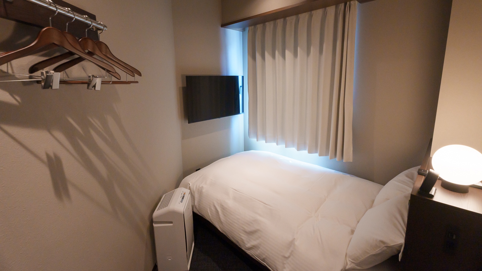Corner Single: Sealy semi-double bed (1200×1950) Recommended for single guests