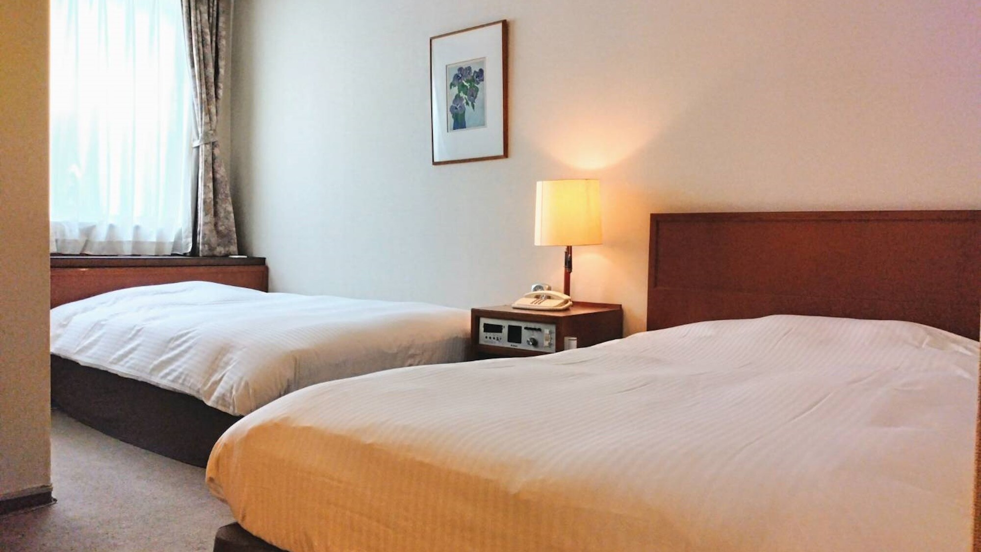 [L-shaped standard twin] A twin room with beds arranged in an L-shape. A spacious room measuring 26 square meters.