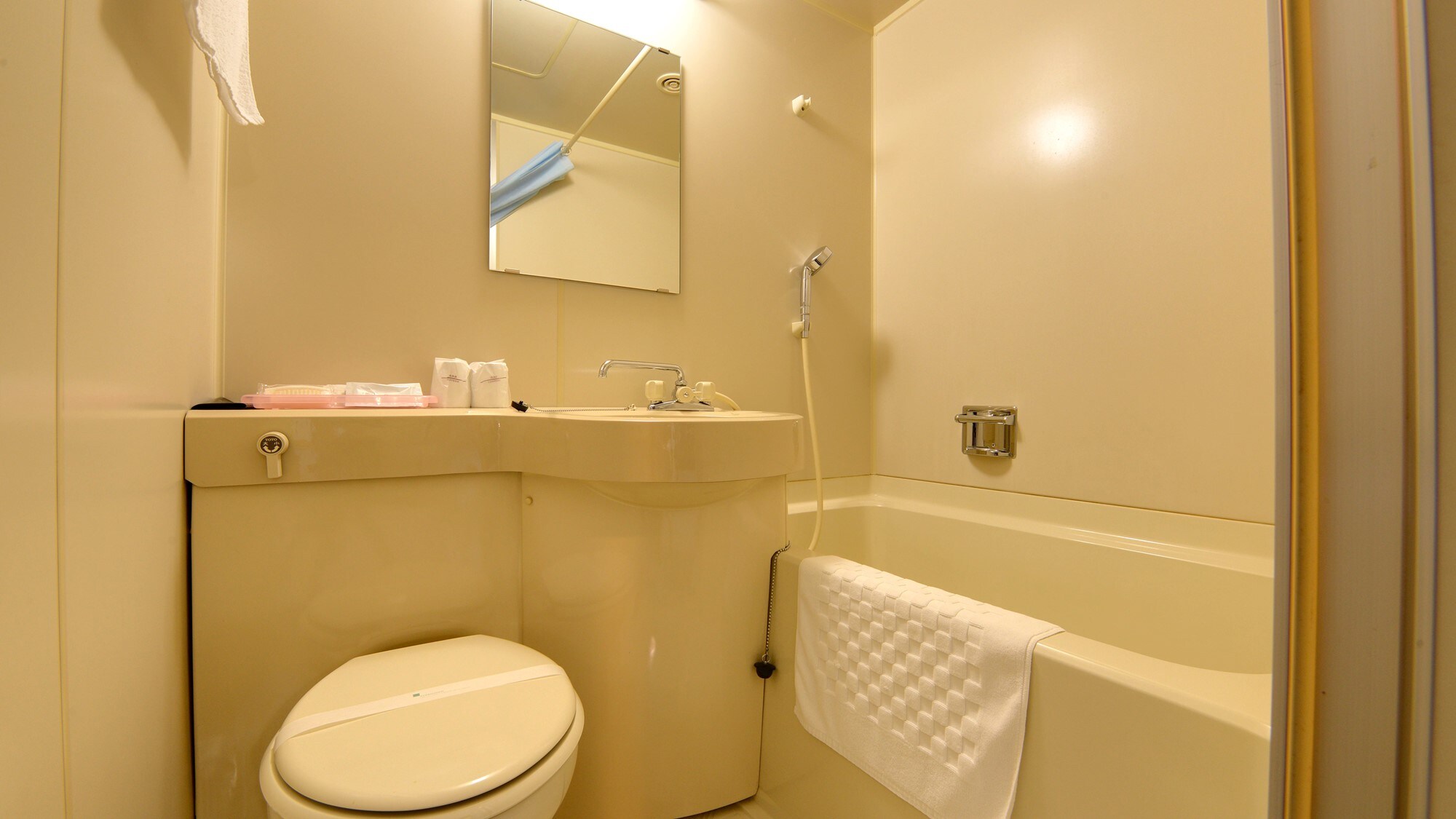 *Example of a room (Western-style twin room)/Room with a unit bath.