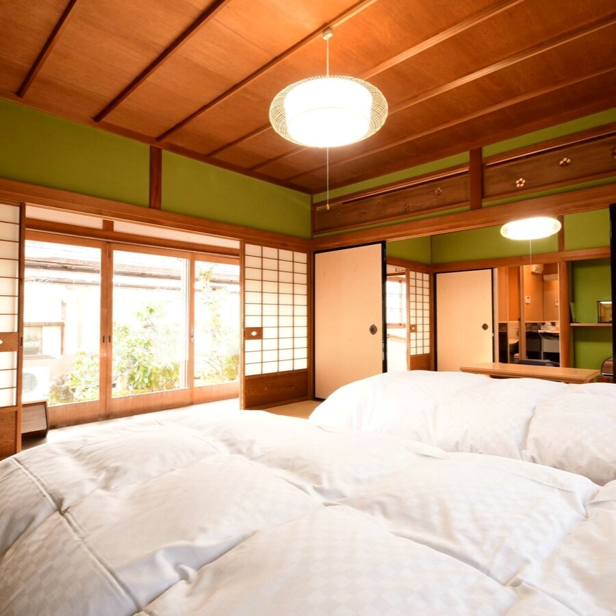 [Phòng khách] 16 chiếu tatami + 4 hành lang trải chiếu tatami (có bồn tắm và toilet) Phòng khách nhìn ra vườn