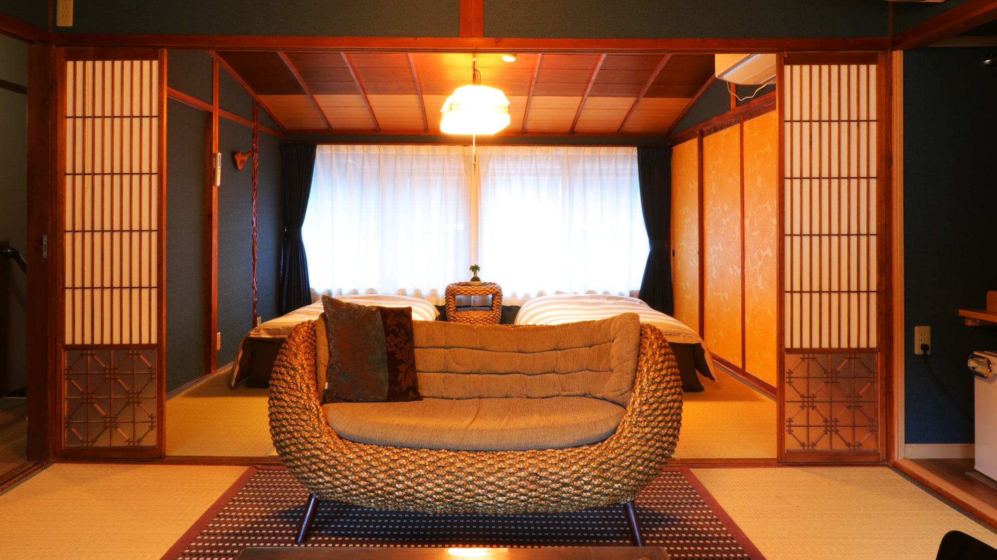Relaxed retro Japanese-Western style room (16 tatami mats) for 2 people [non-smoking]
