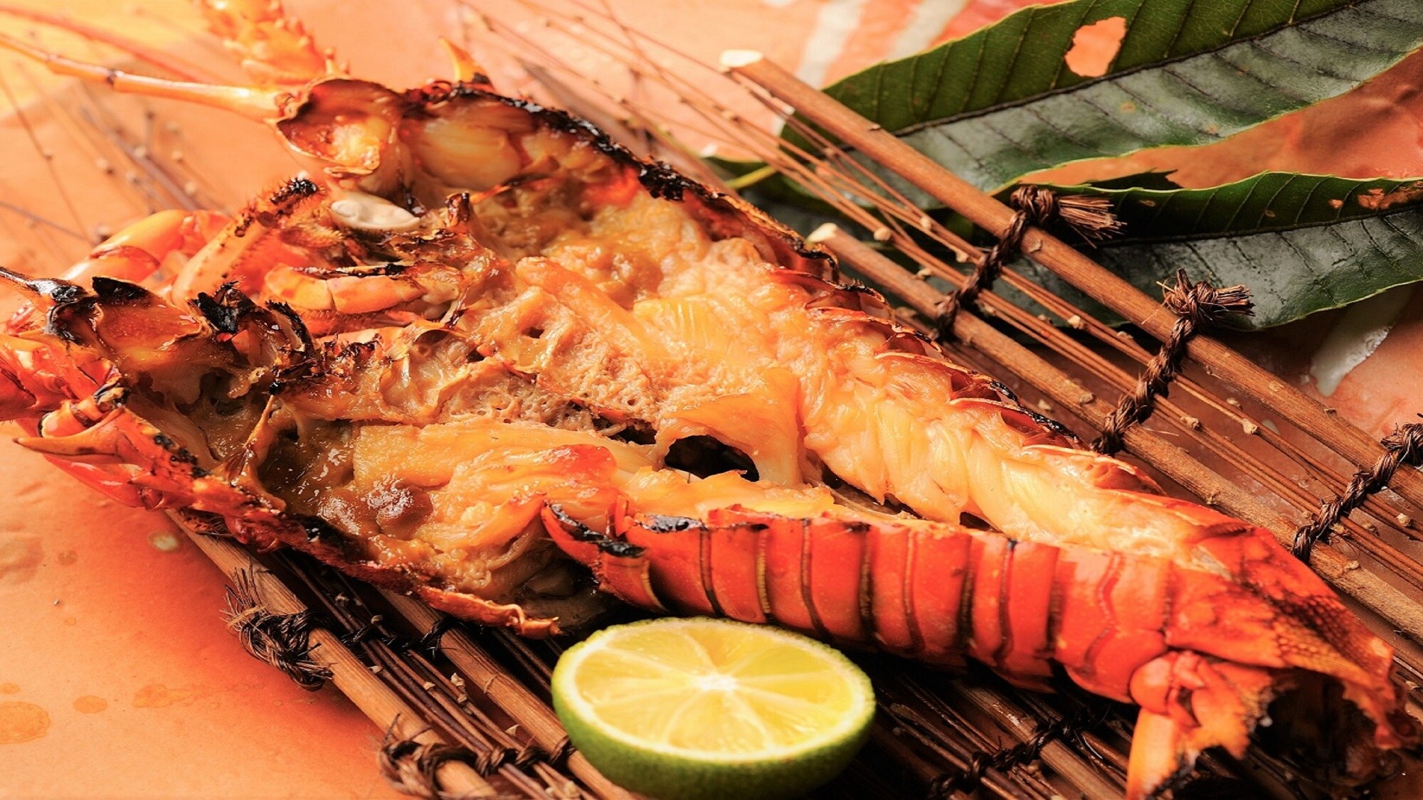 Món ăn kèm: Tôm hùm gai nướng nguyên vỏ - 8.800 yên (đã bao gồm thuế)