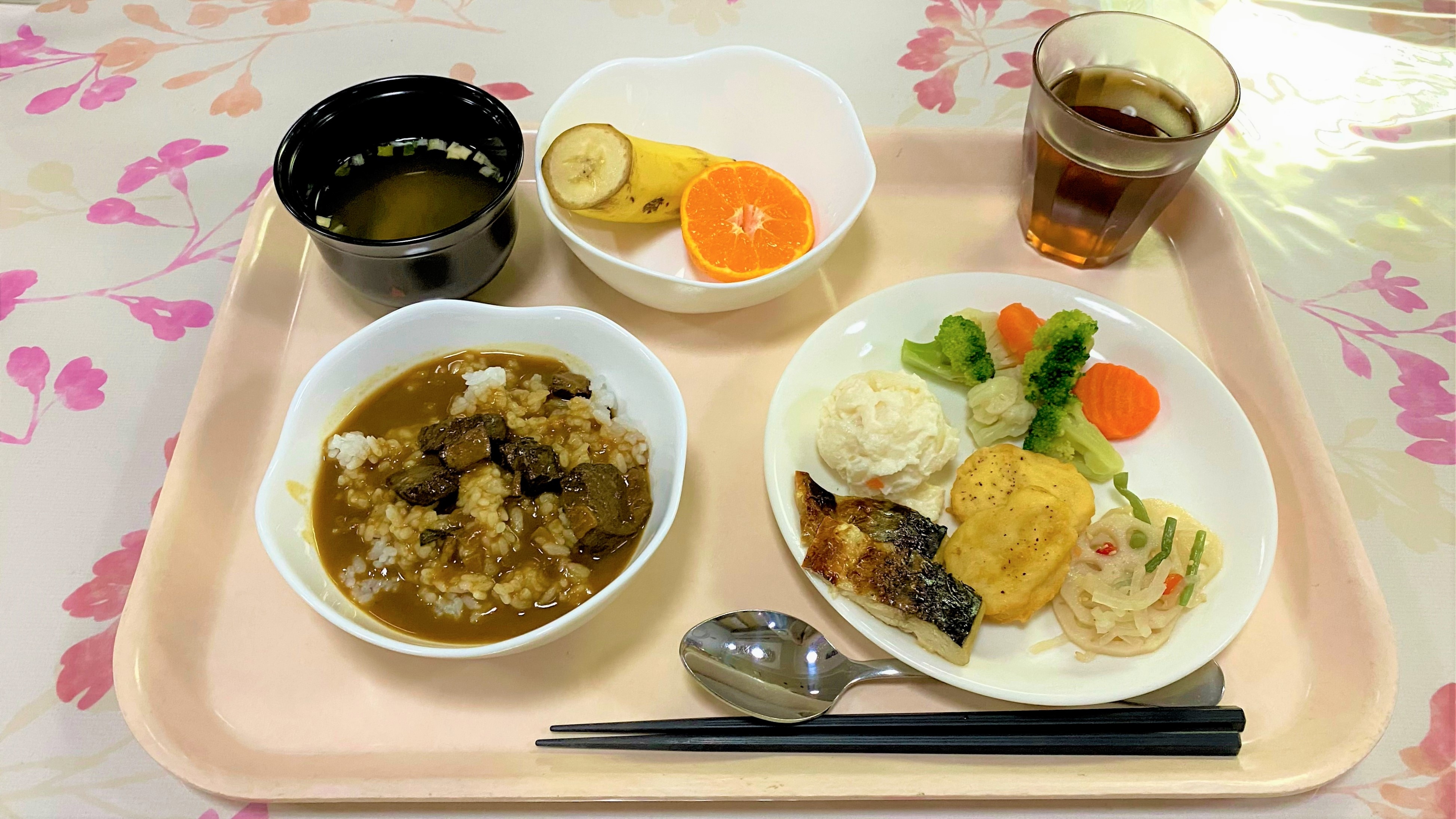 朝食：盛りつけ例（カレー・おかず）