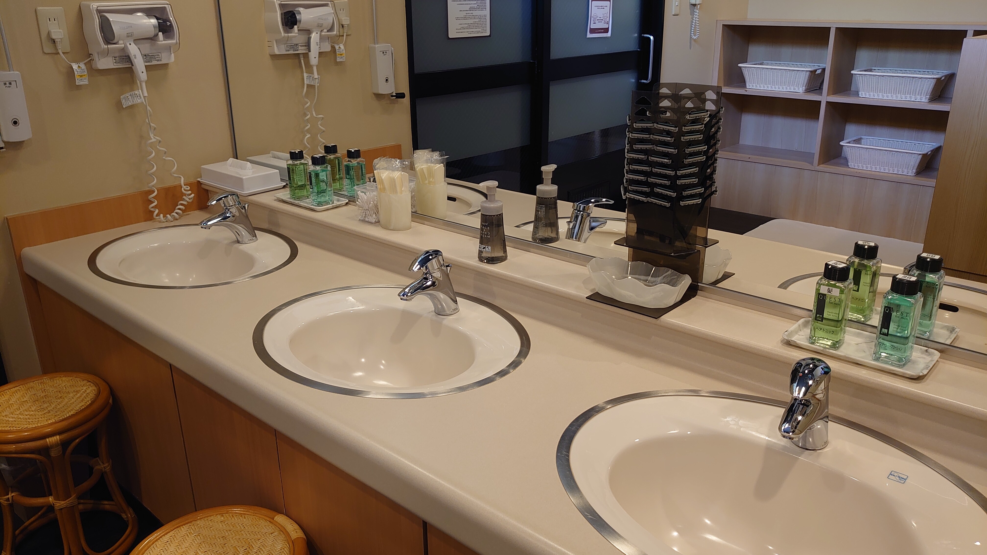 Hair tonics, aftershave lotions, etc. are available in the men's public bath.