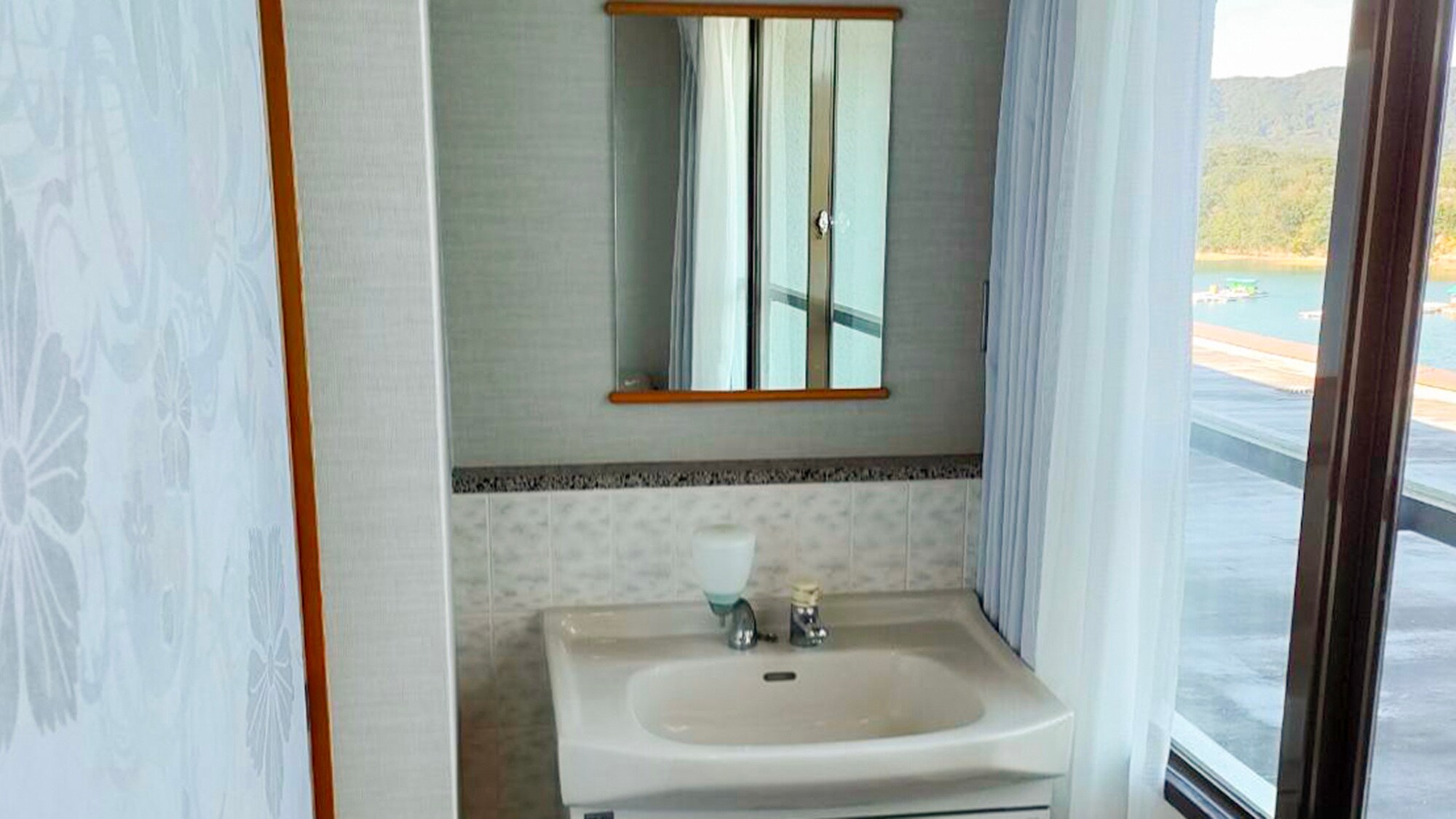 ・[Washbasin] Some rooms are equipped with washbasins.