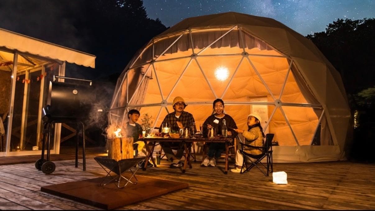 หลังอาหารเย็น นั่งล้อมรอบกองไฟและแหงนมองดูท้องฟ้าที่เต็มไปด้วยดวงดาว เป็นช่วงเวลาแห่งการพักผ่อนที่แสนหรูหรา