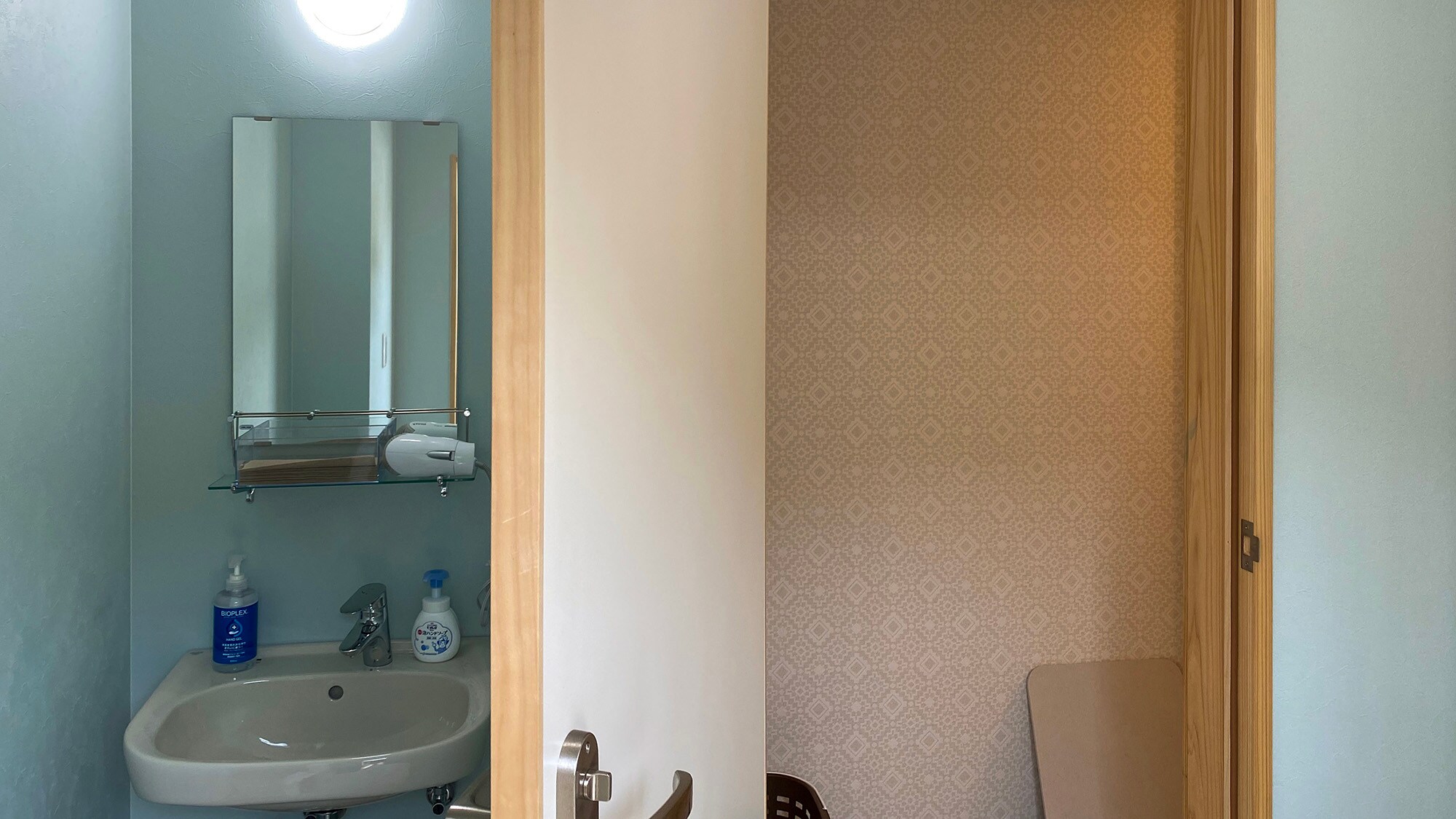 ・A large mirror is provided in the bathroom, which is convenient when you go out.
