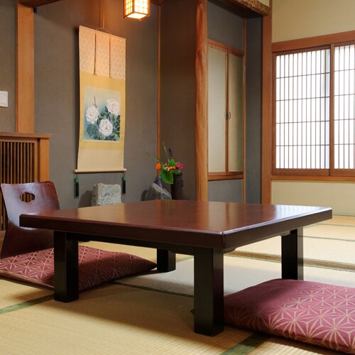 [Room example / Yuzen room] The guest rooms that incorporate the Sukiya (tea room) style without decoration are simple. This is the room on the first floor.