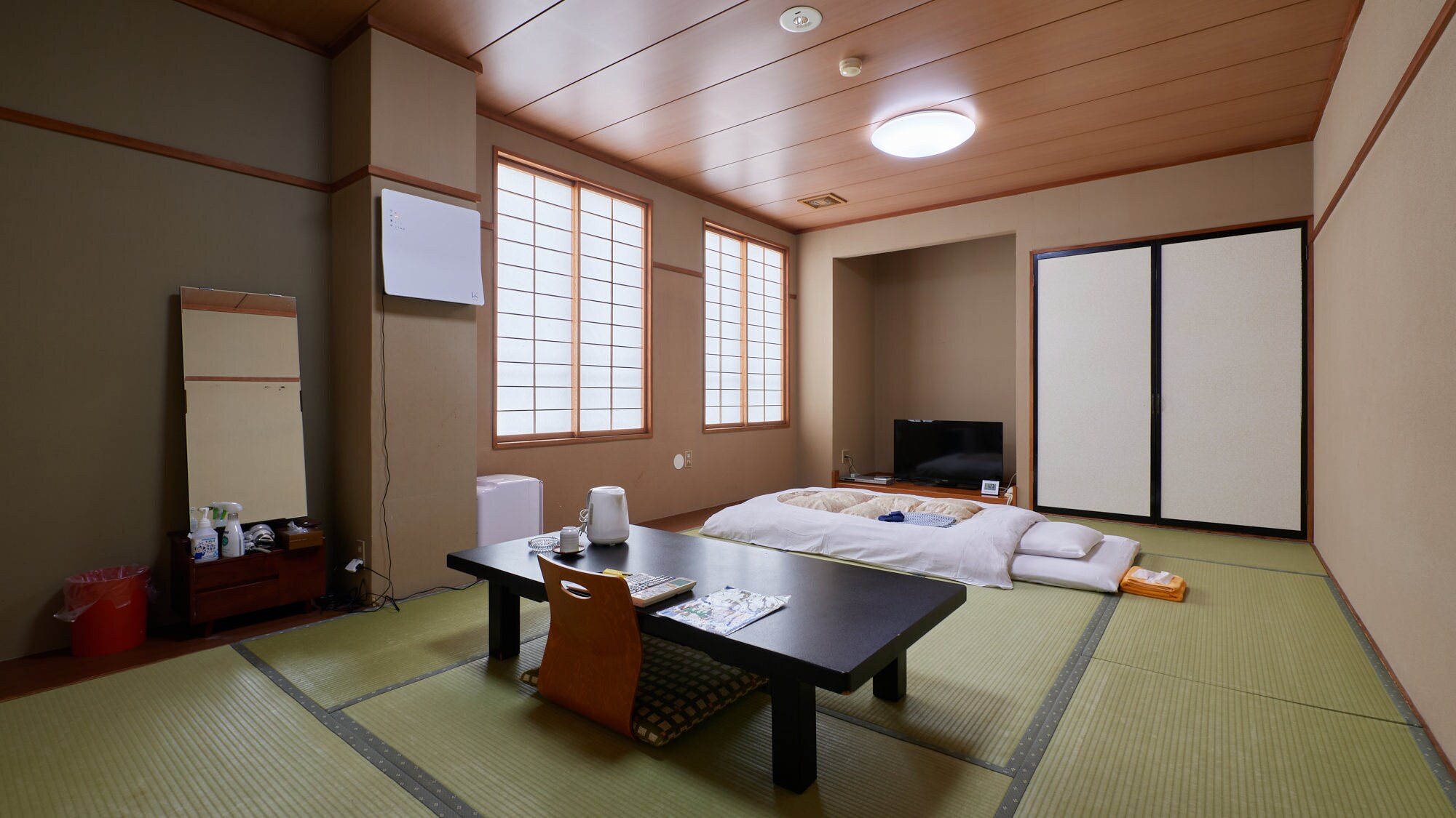 [Smoking] Japanese-style room for 1 to 6 people