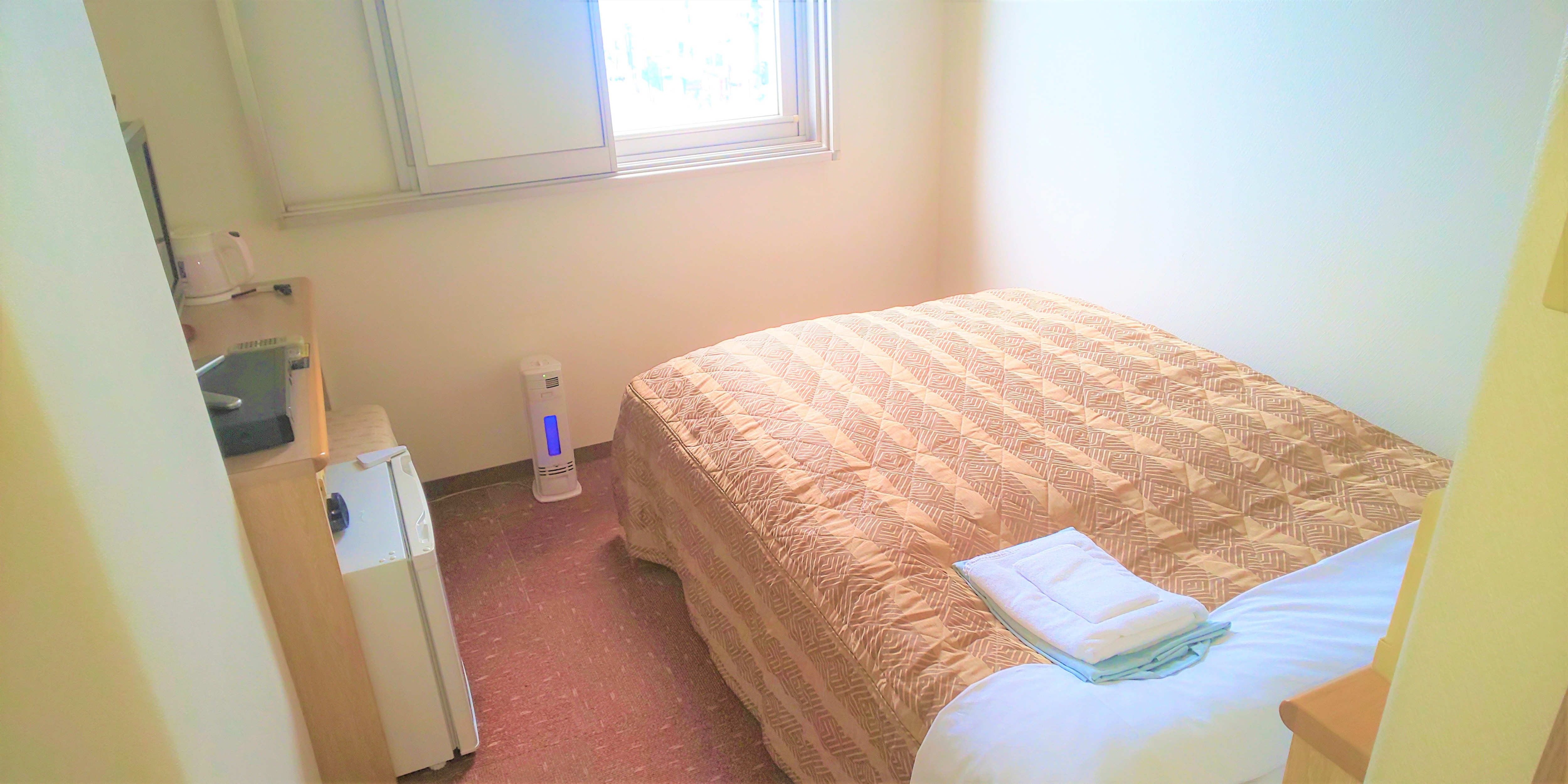 ■ Single room. Smoking and non-smoking rooms are available.