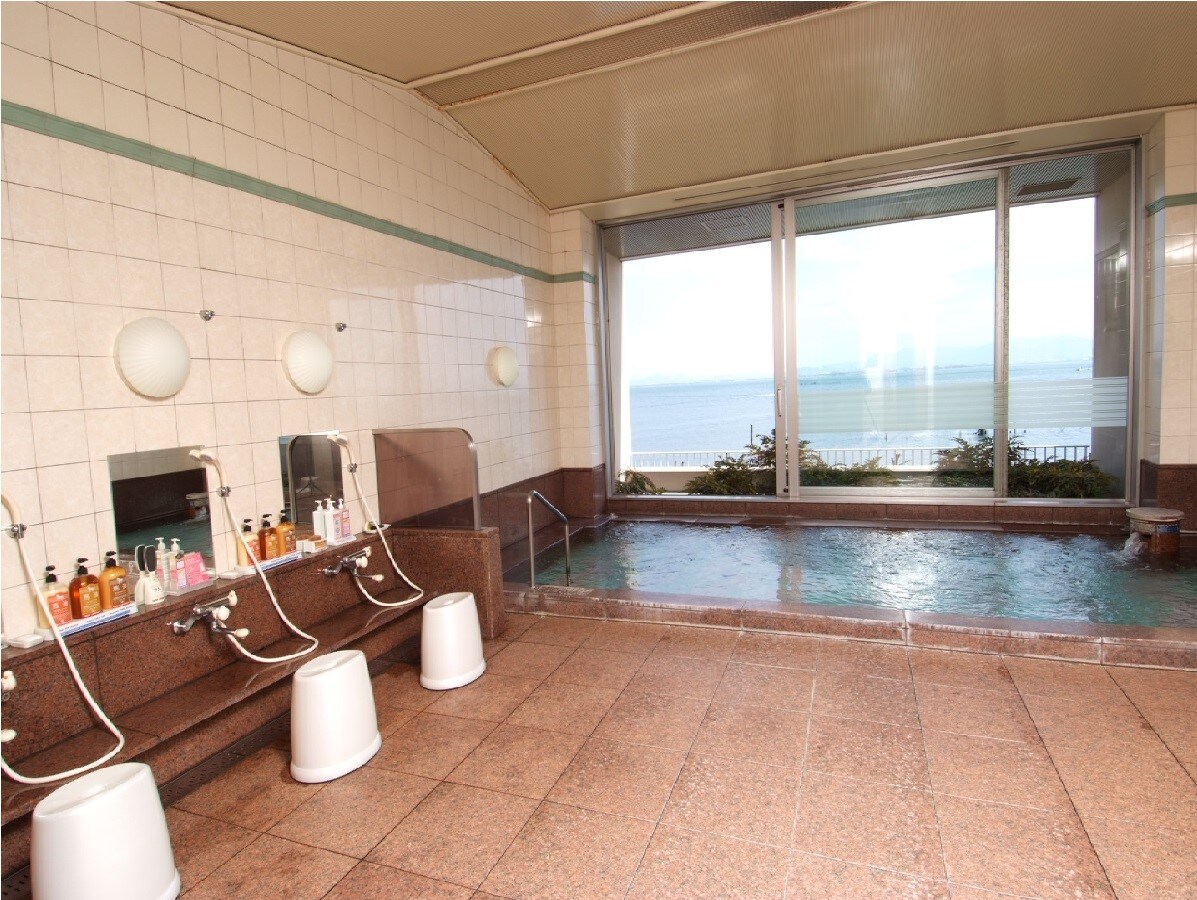 ♪Large hot spring bath on the second floor overlooking Lake Biwa♪